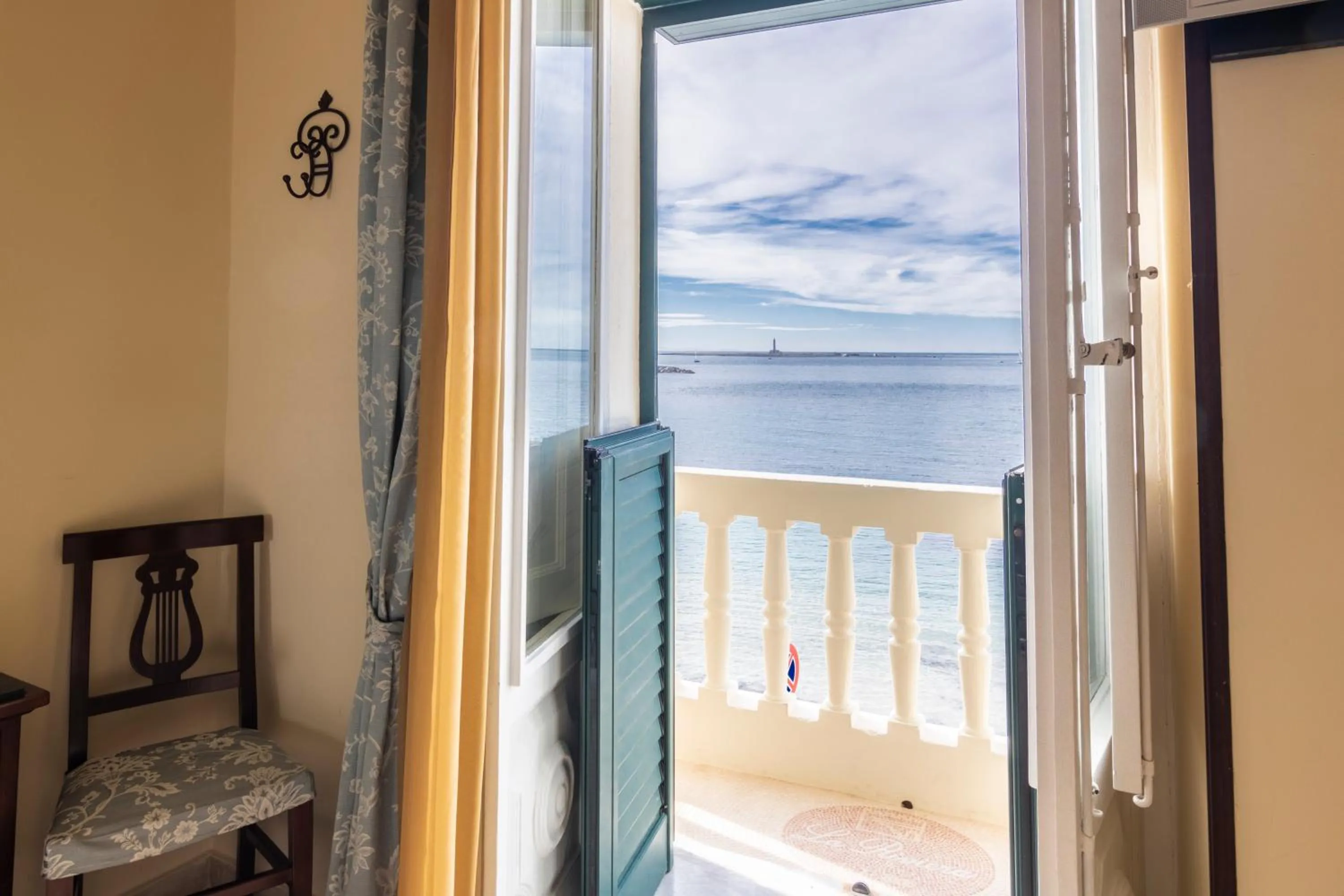 Deluxe Double Room with Balcony and Sea View in B&B La Riviera
