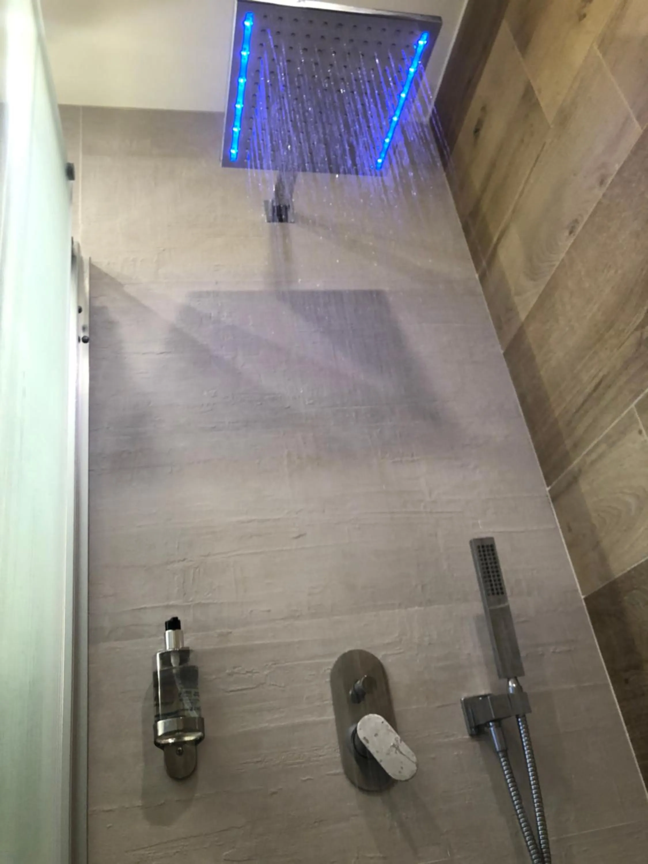 Bathroom in B-STAY Via Milano 52