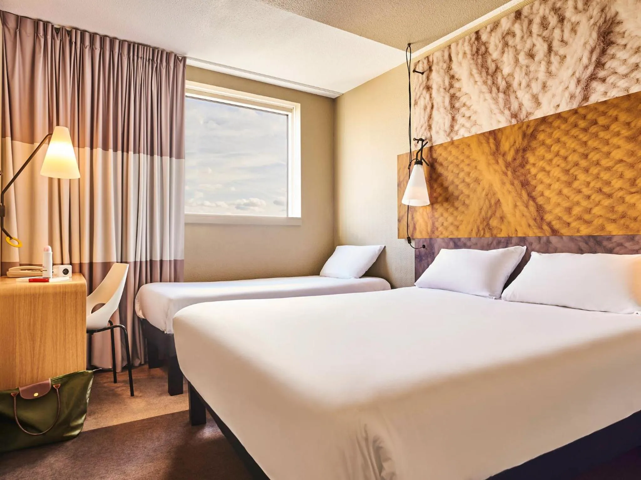 Bed in ibis Paris Porte de Montreuil