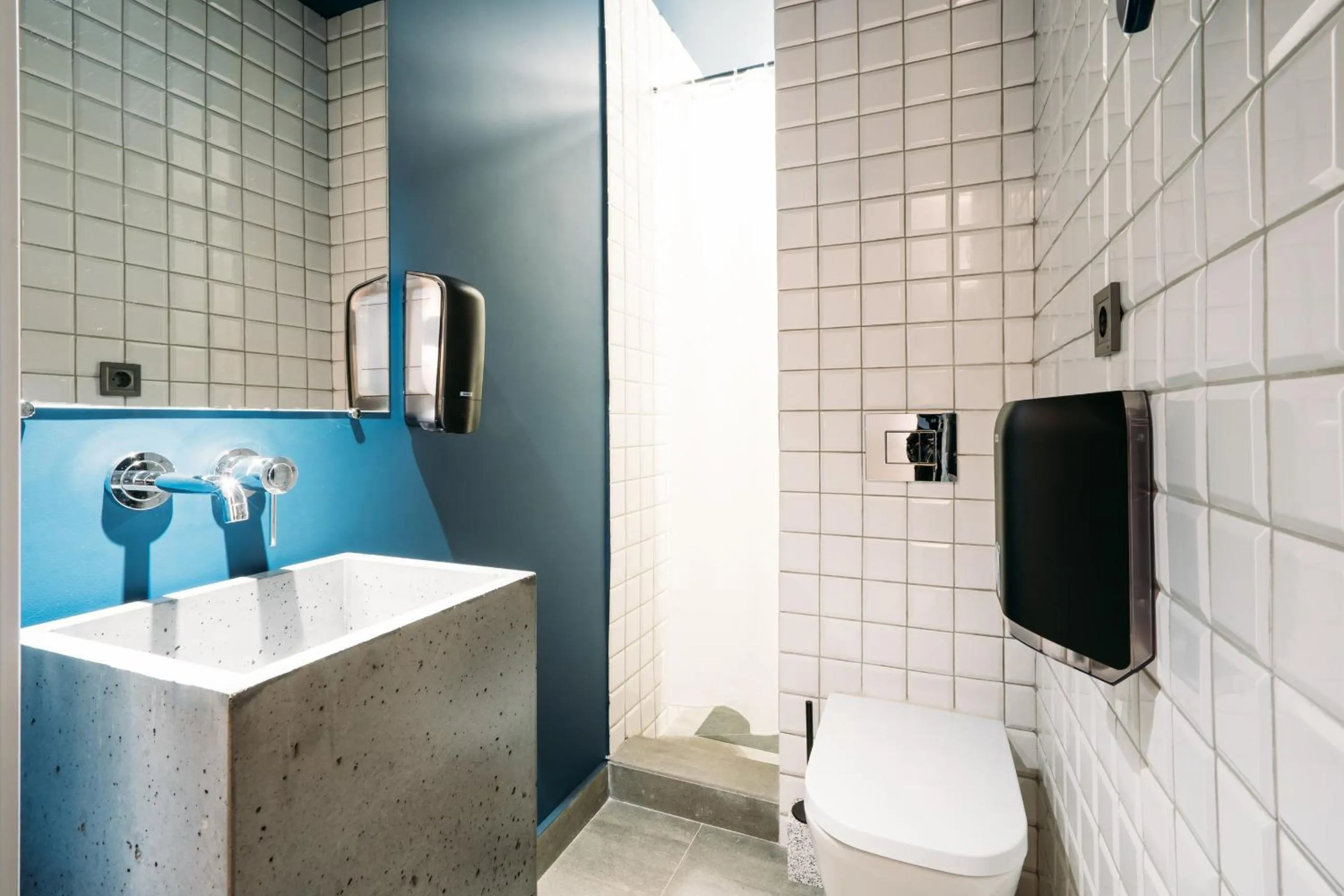 Shower in Yard Hostel & Coffee