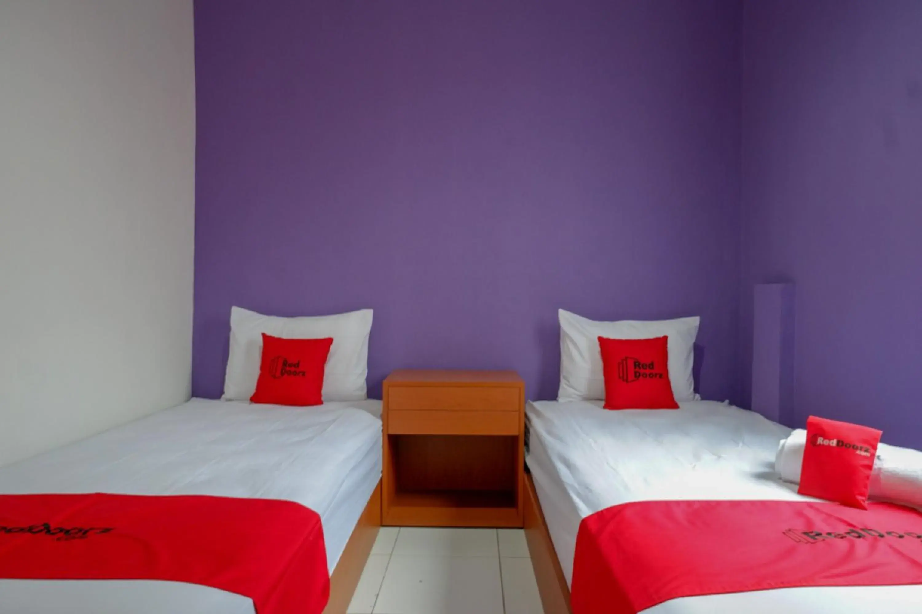 Twin Room in RedDoorz near Alun Alun Kaliwungu Kendal Twin Room in RedDoorz near Alun Alun Kaliwungu Kendal