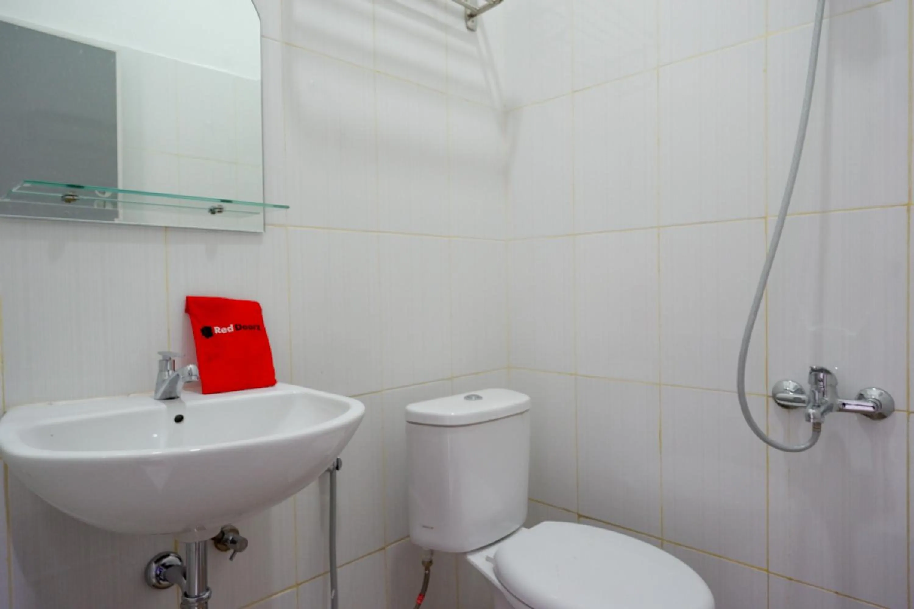 Bathroom in RedDoorz near Alun Alun Kaliwungu Kendal