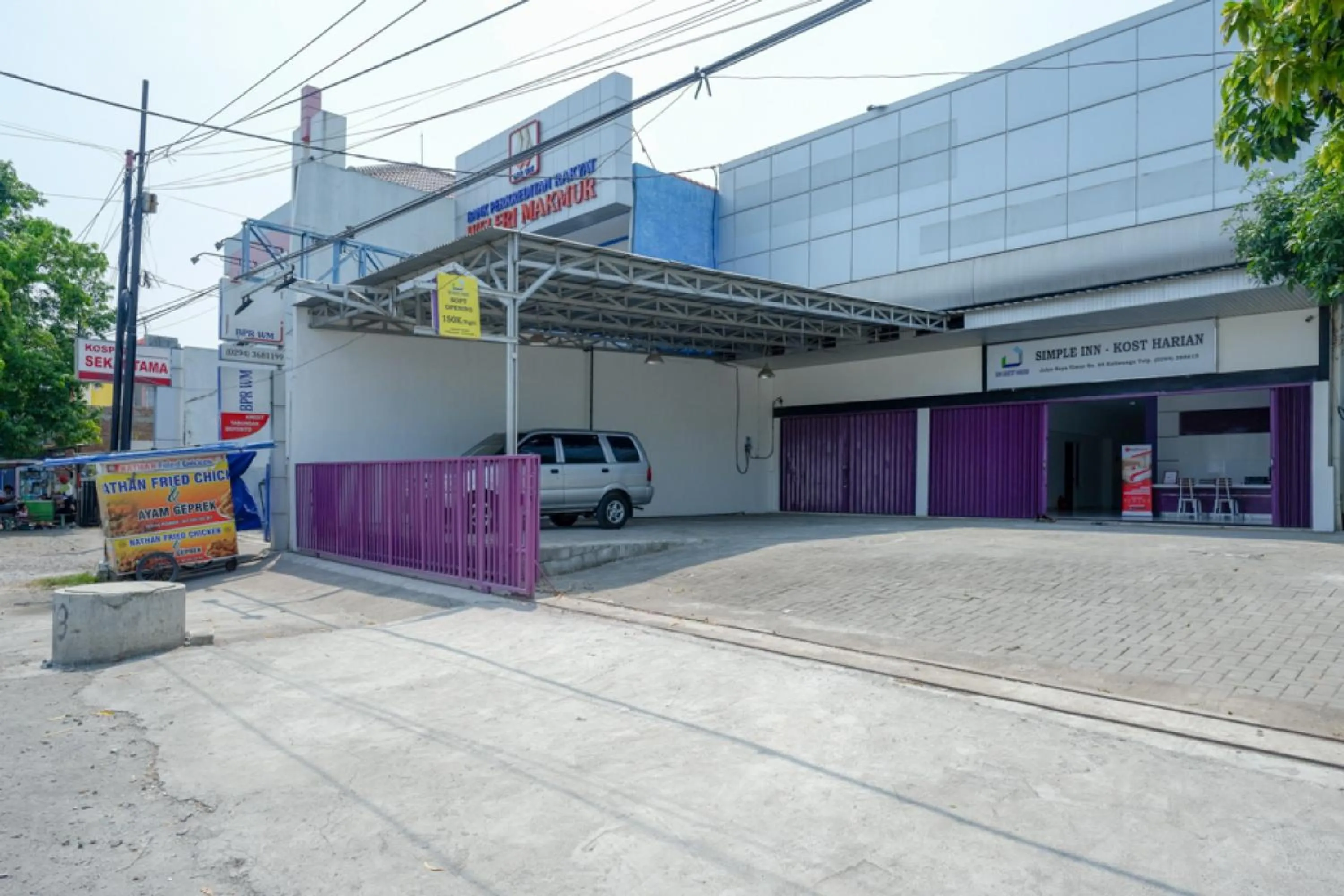 Facade/entrance in RedDoorz near Alun Alun Kaliwungu Kendal