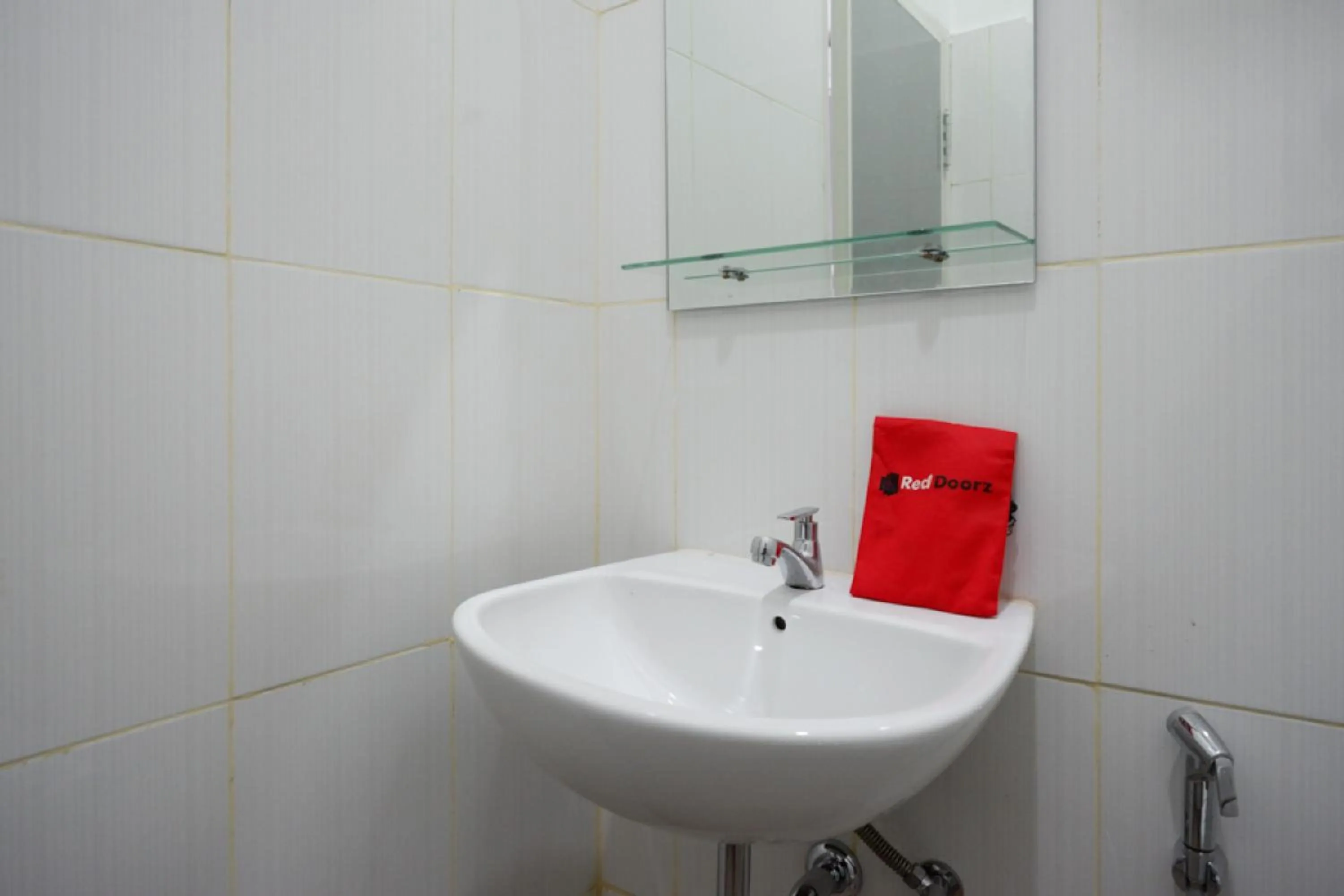 Bathroom in RedDoorz near Alun Alun Kaliwungu Kendal