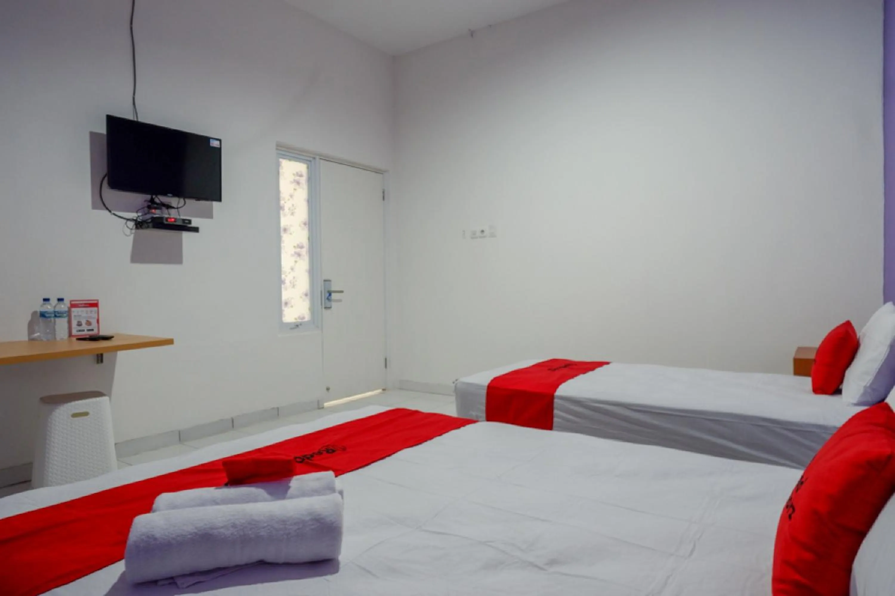 Bedroom, Bed in RedDoorz near Alun Alun Kaliwungu Kendal