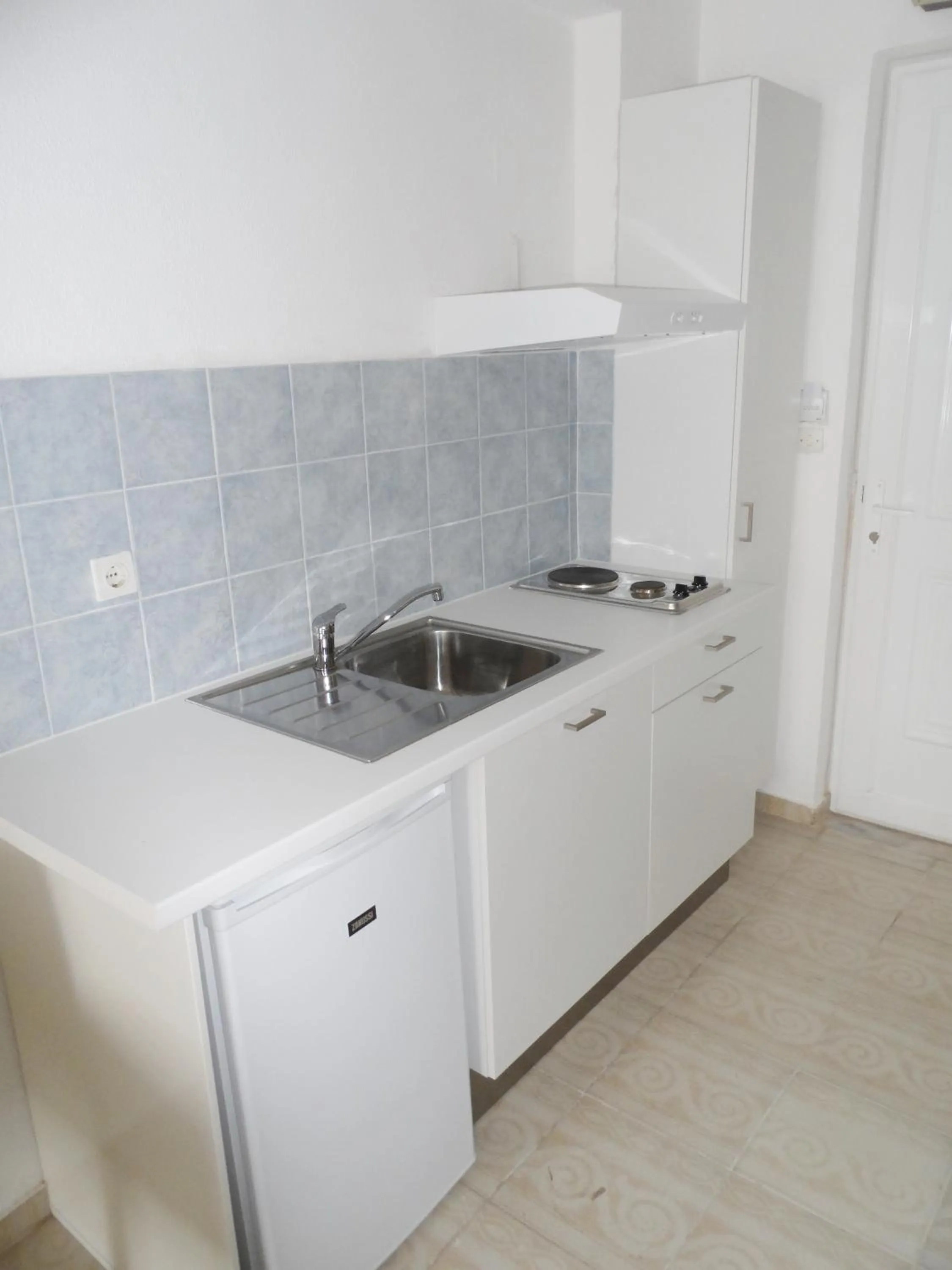 Kitchen or kitchenette in Seafront Studios and Apartments