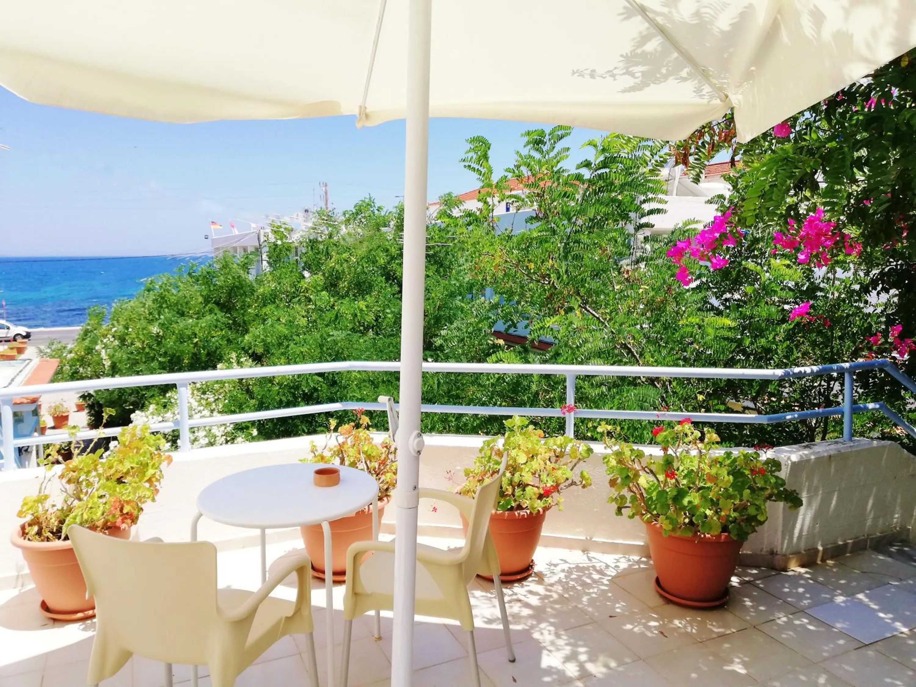 Seafront Studios and Apartments