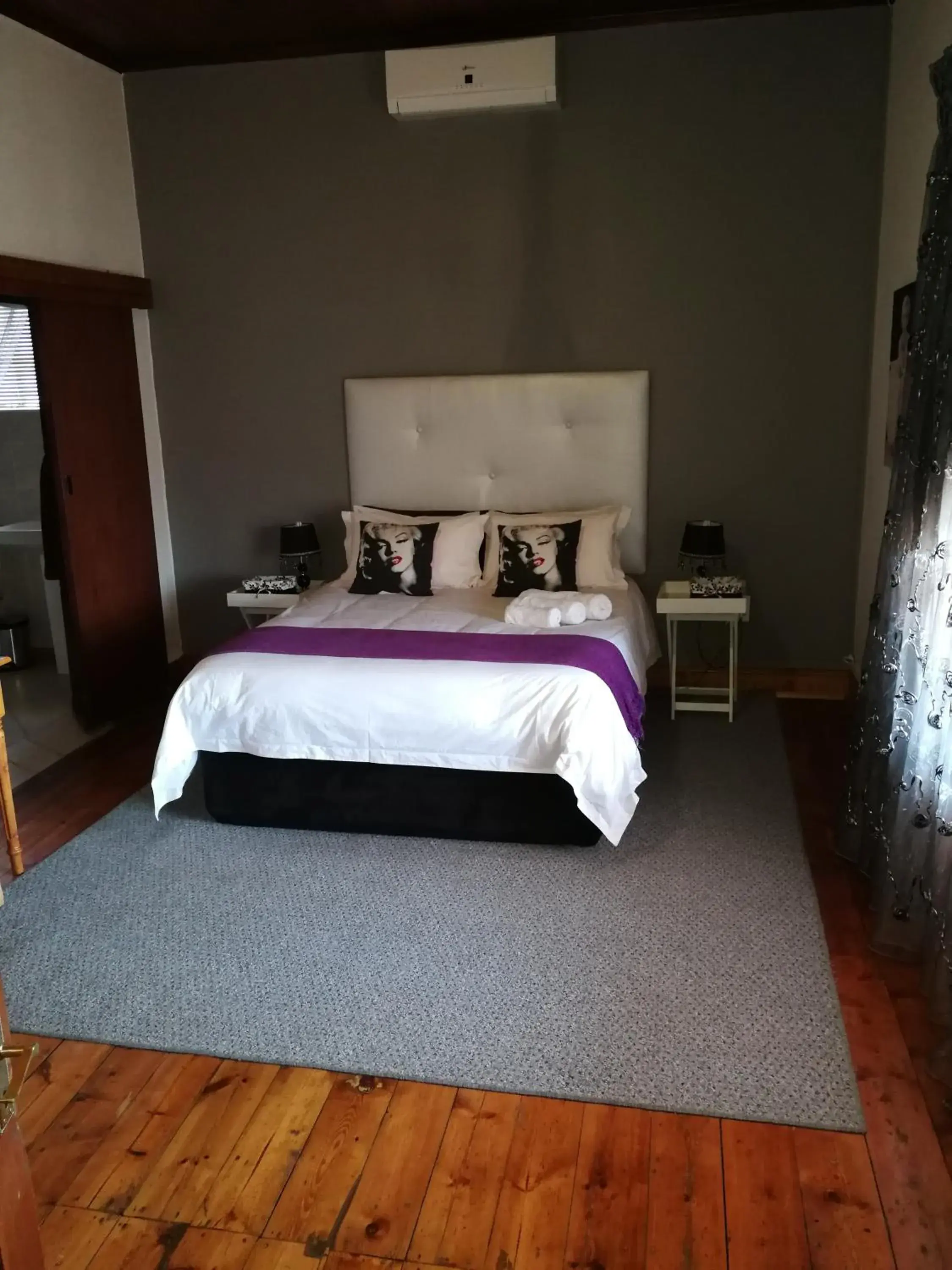 Deluxe Double Room with Bath in Bougain Villa Guesthouse Deluxe Double Room with Bath in Bougain Villa Guesthouse