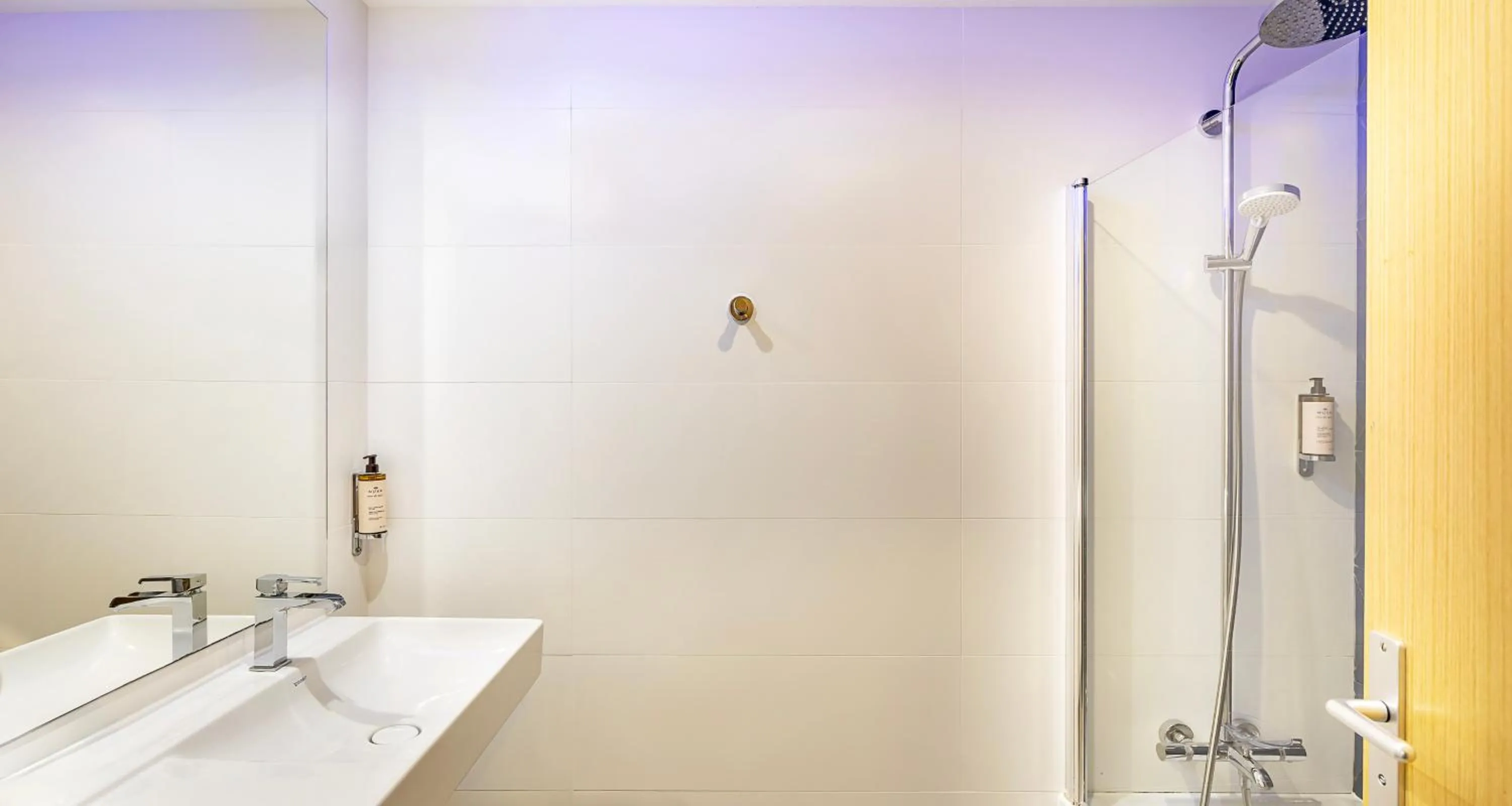 Bathroom in Best Western Poitiers Centre Le Grand Hôtel