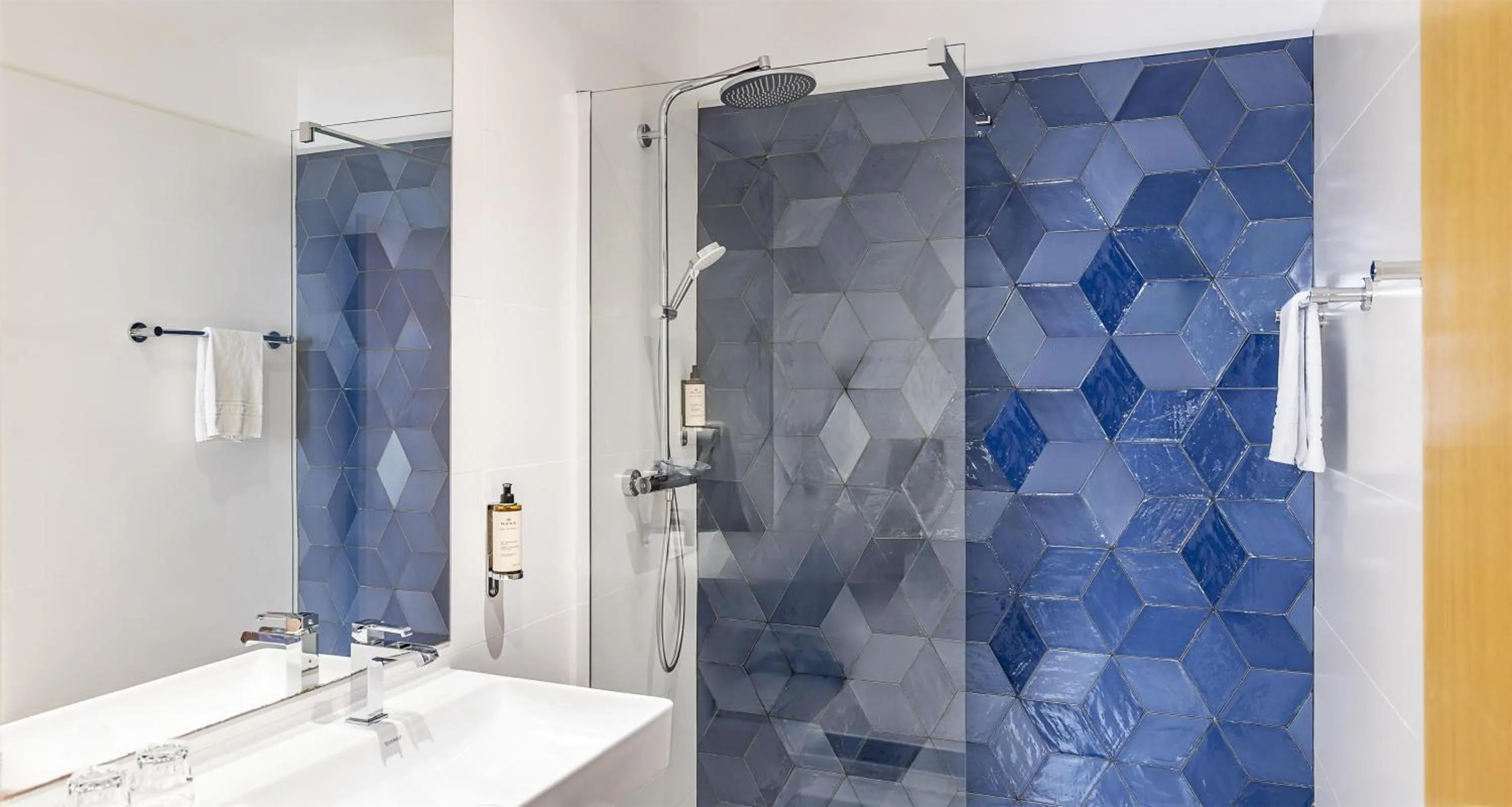 Bathroom in Best Western Poitiers Centre Le Grand Hôtel