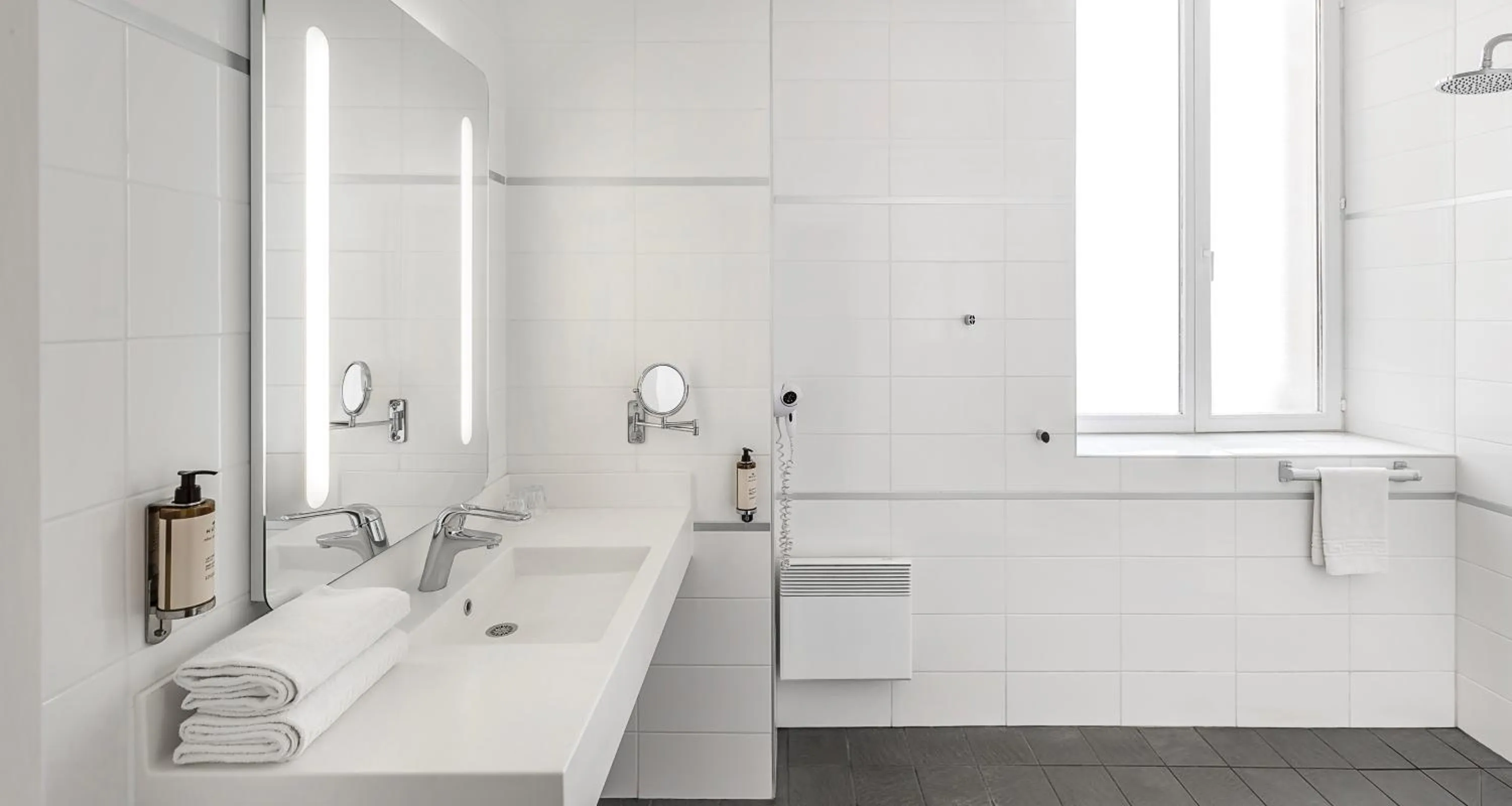 Bathroom in Best Western Poitiers Centre Le Grand Hôtel