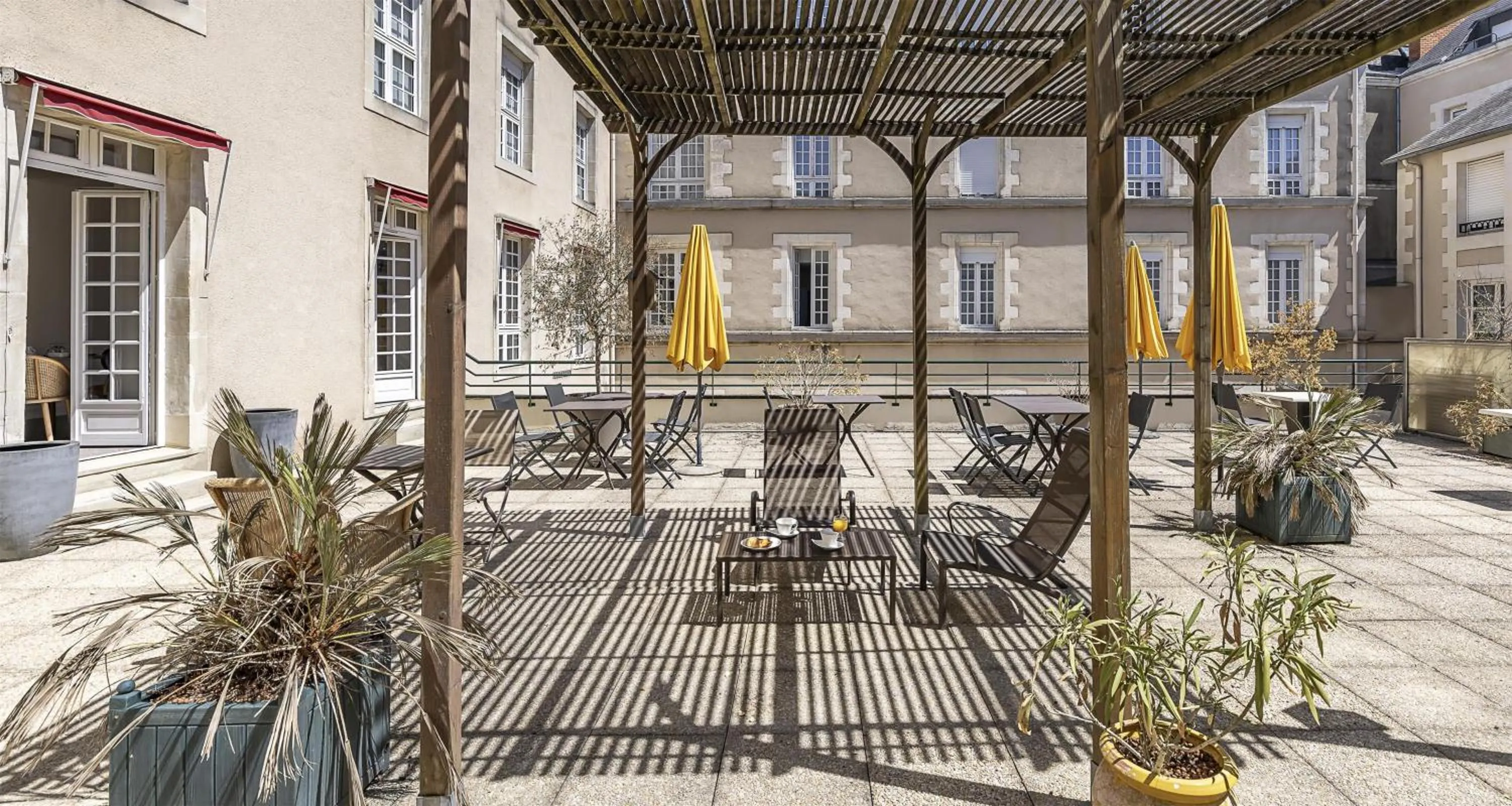 Property building in Best Western Poitiers Centre Le Grand Hôtel