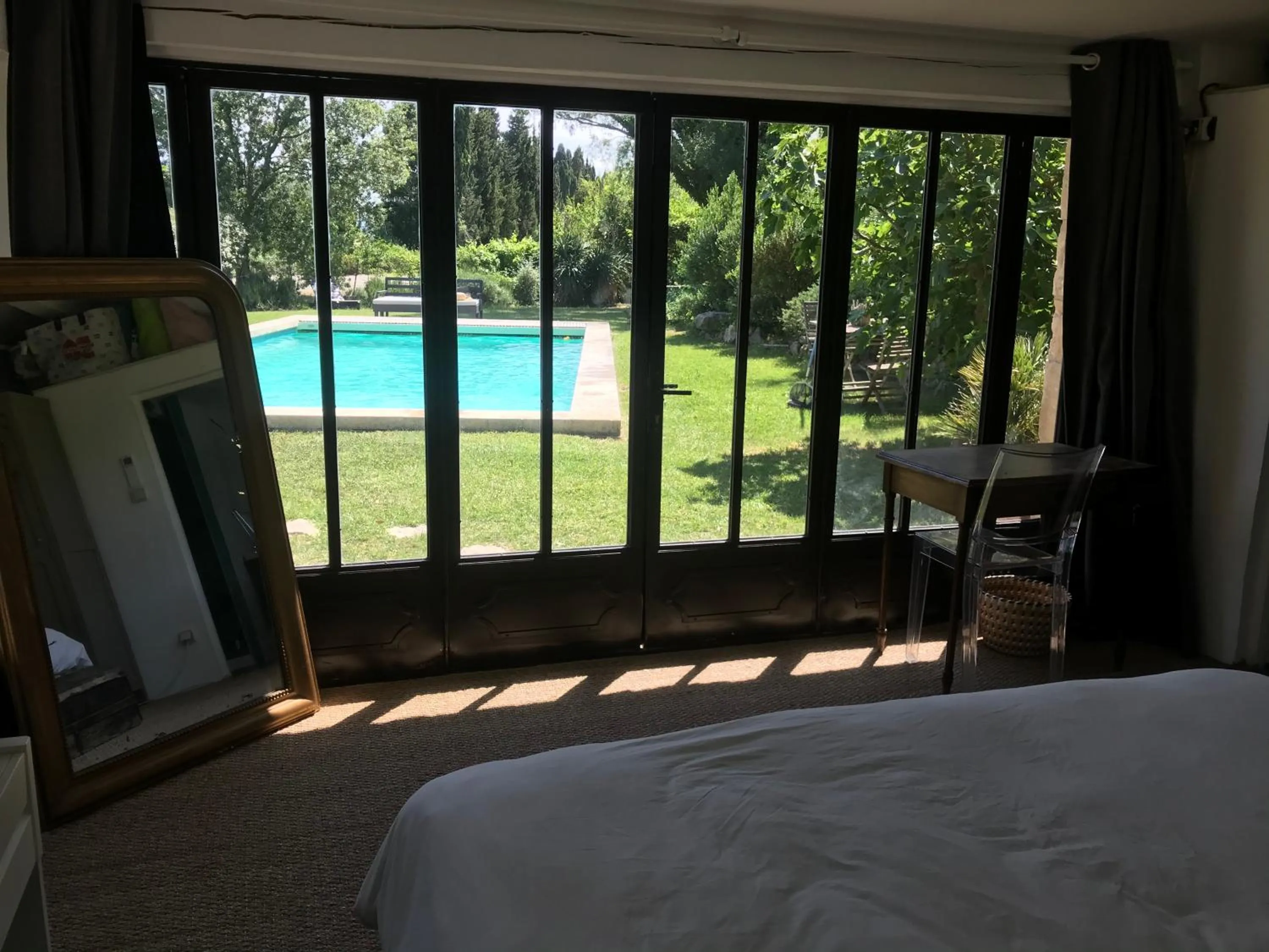 Pool view, Bed in Mas des Alpilles