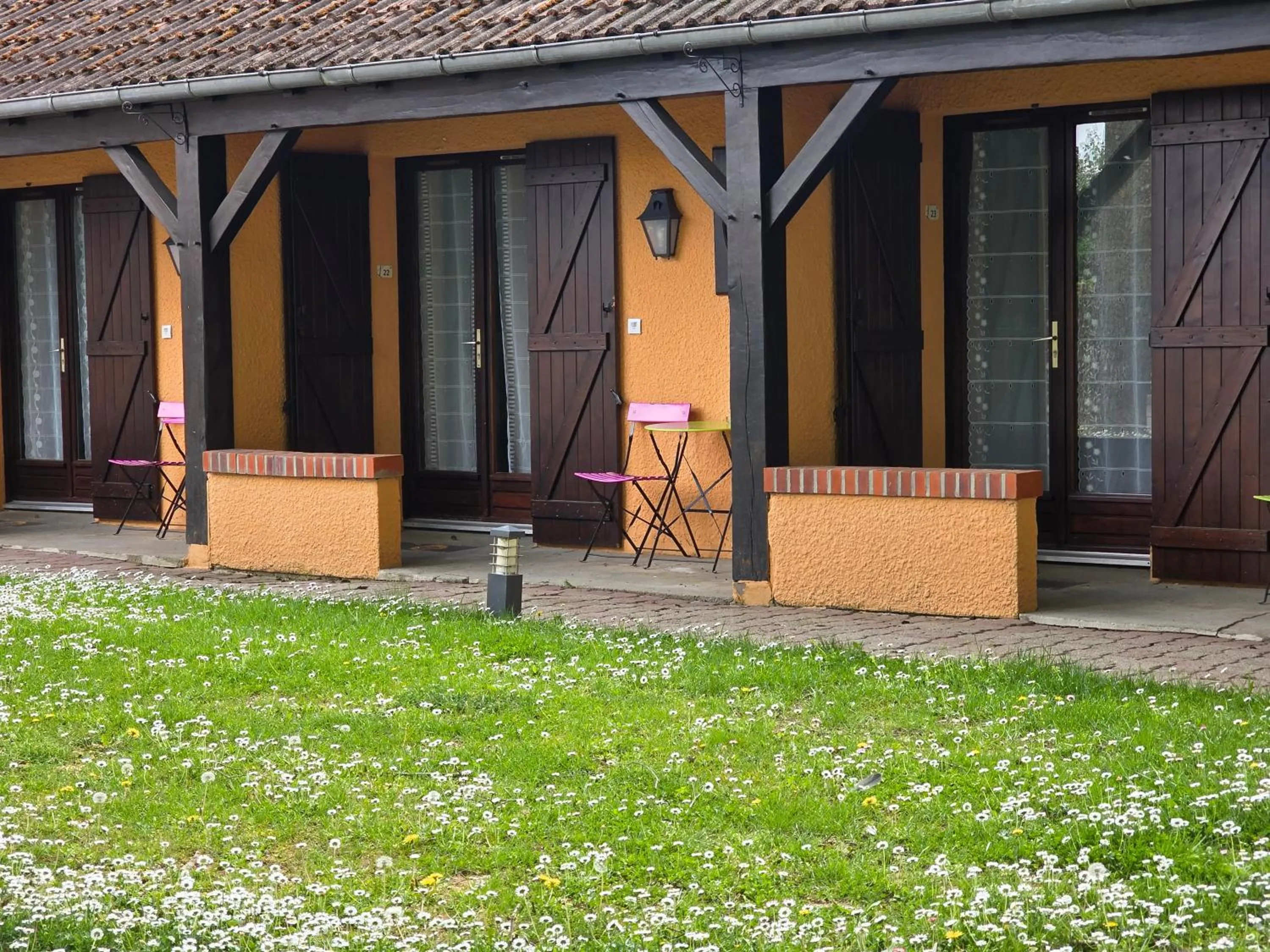 Garden in Logis Hôtel Restaurant Le Quai Fleuri