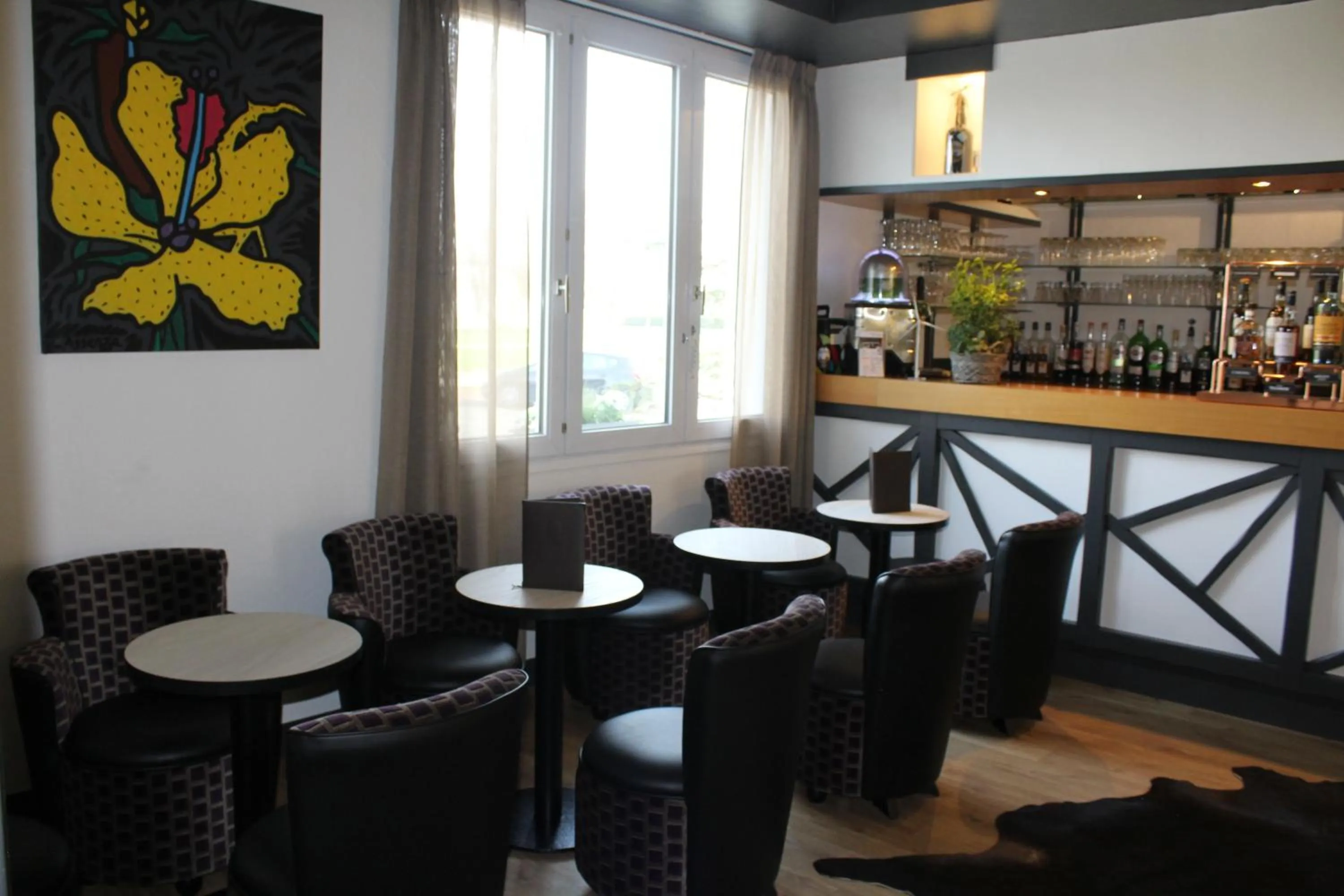 Lounge or bar in Logis Hôtel Restaurant Le Quai Fleuri