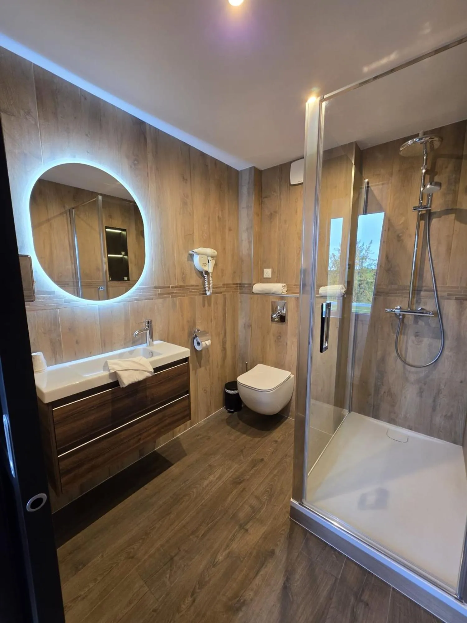 Bathroom in Logis Hôtel Restaurant Le Quai Fleuri