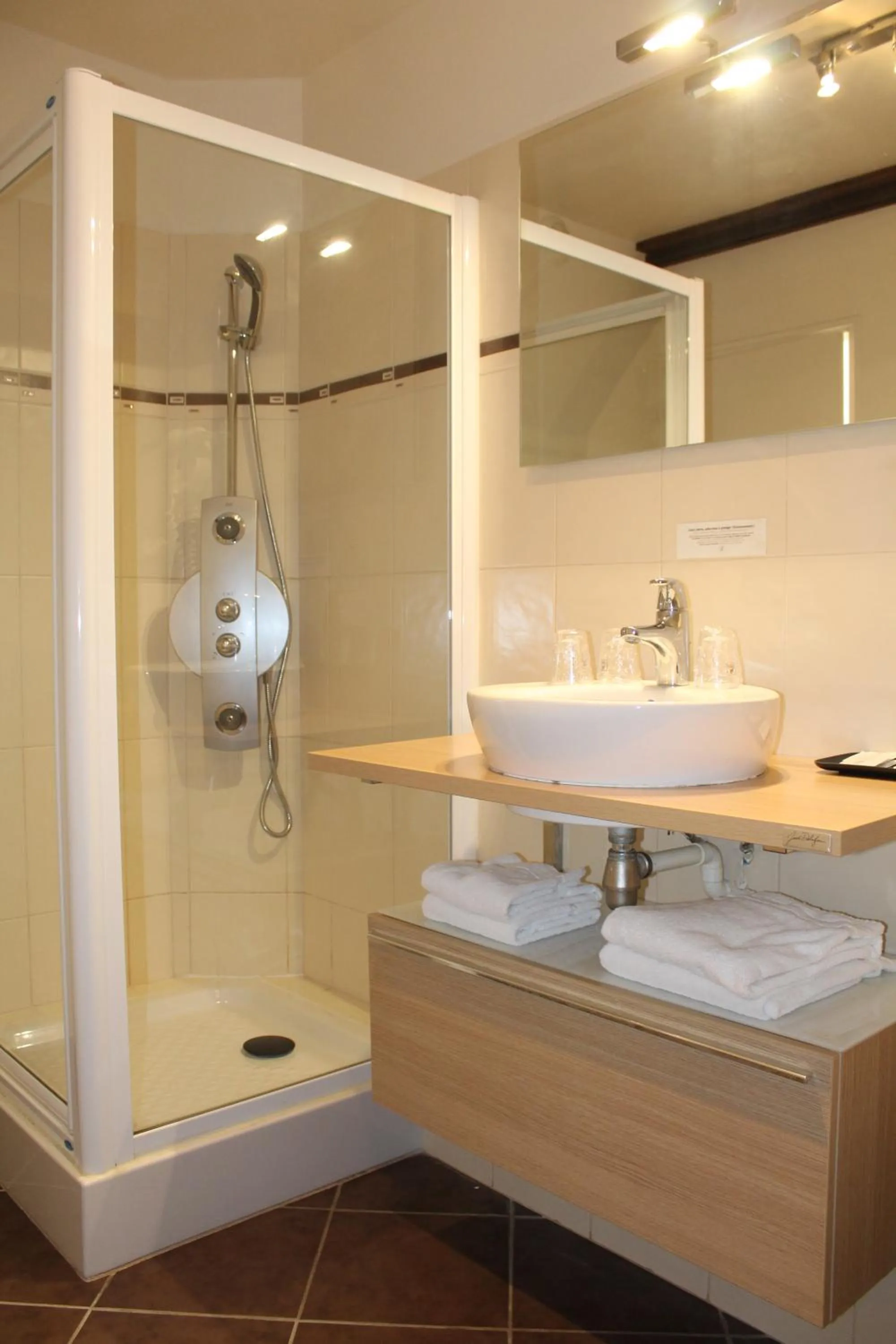 Bathroom in Logis Hôtel Restaurant Le Quai Fleuri