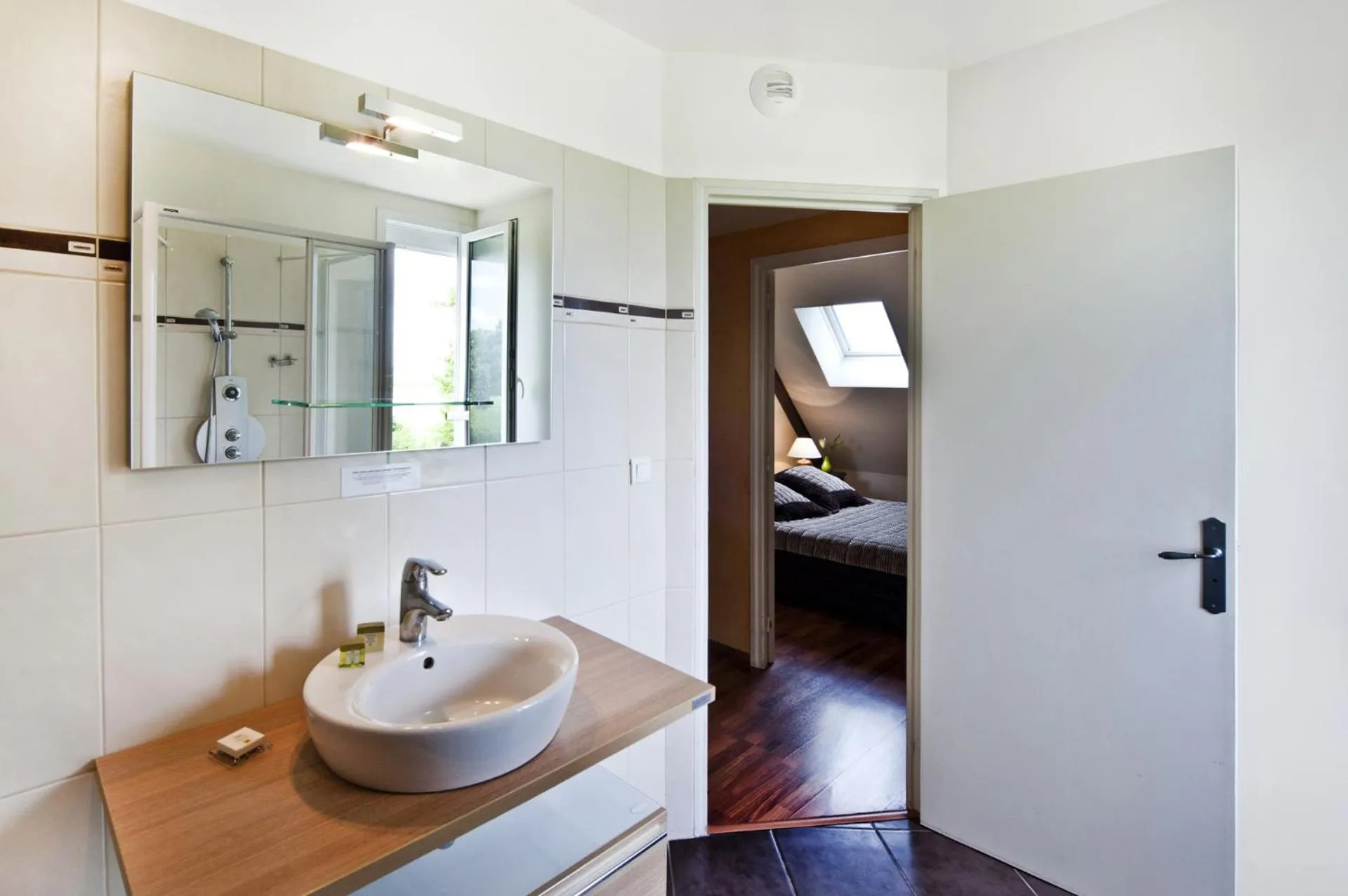 Bathroom in Logis Hôtel Restaurant Le Quai Fleuri