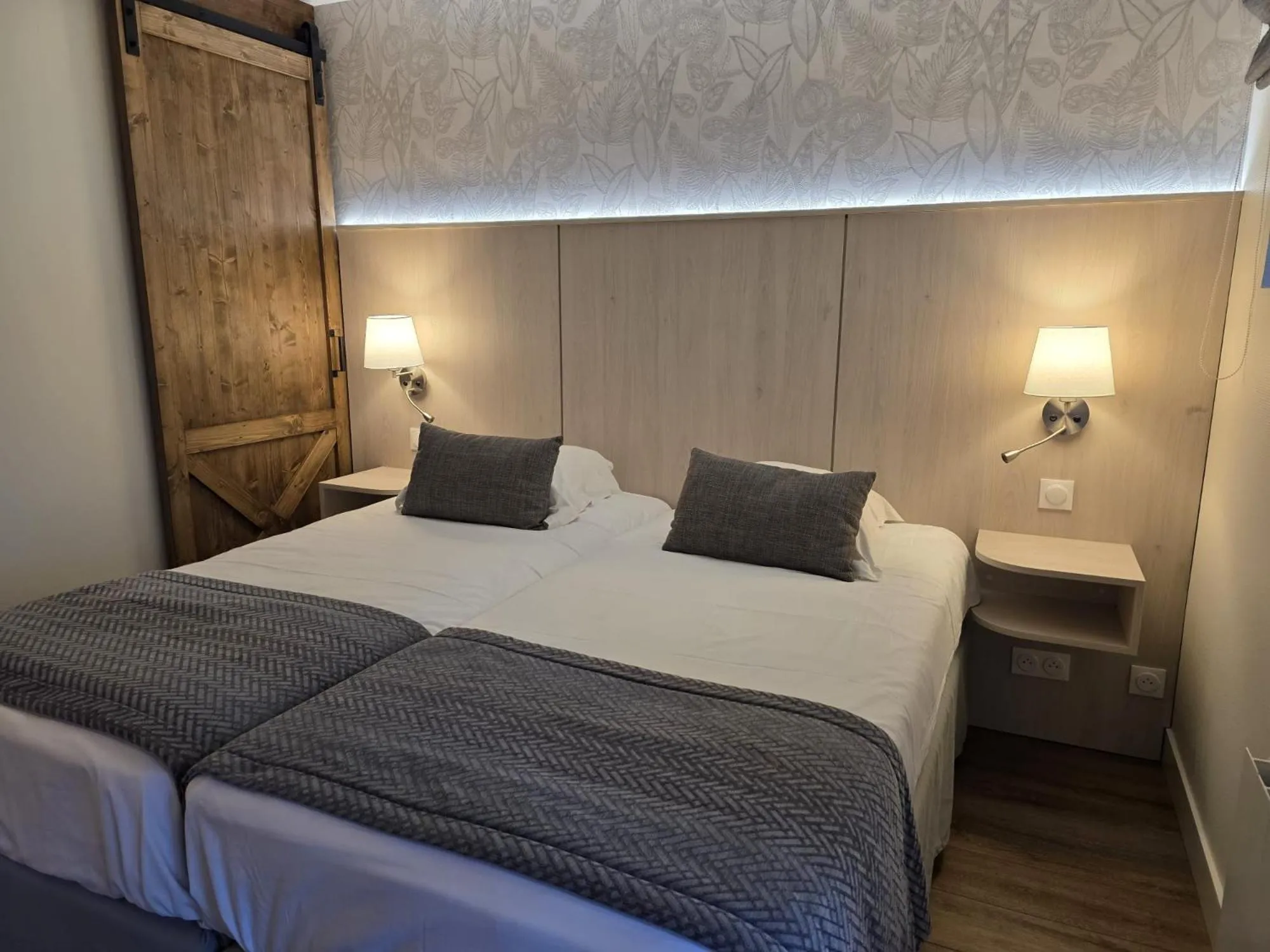 Bedroom, Bed in Logis Hôtel Restaurant Le Quai Fleuri