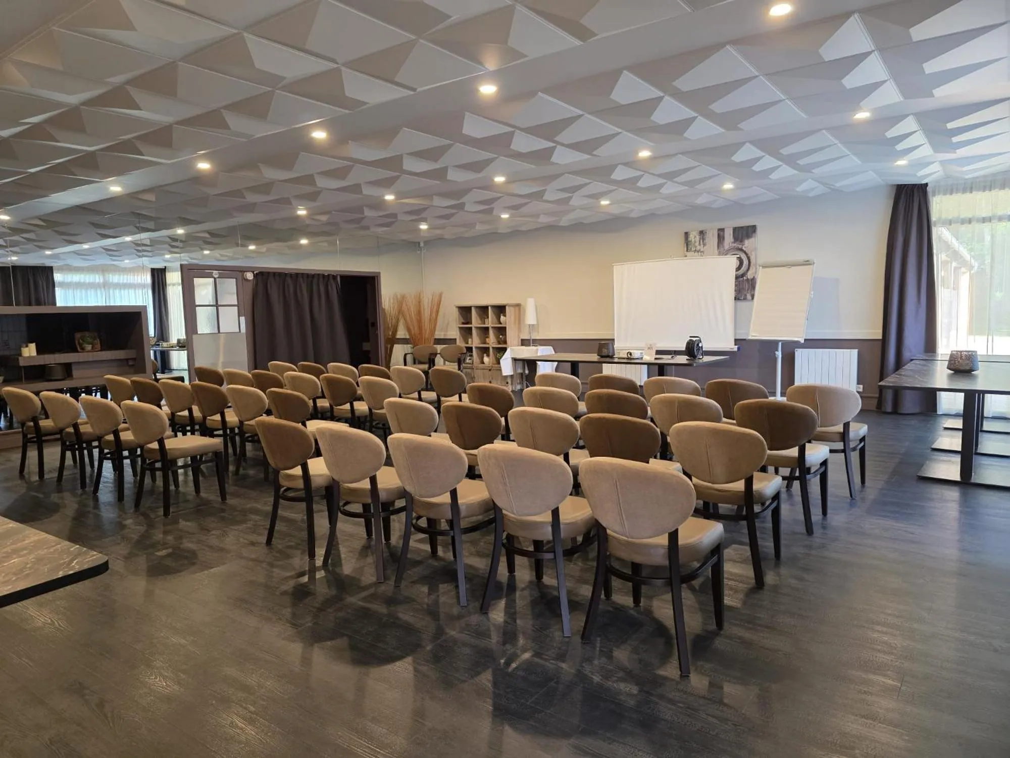 Meeting/conference room in Logis Hôtel Restaurant Le Quai Fleuri