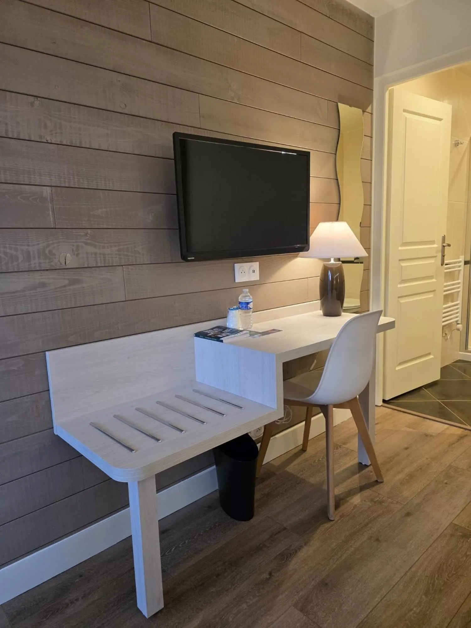 Photo of the whole room in Logis Hôtel Restaurant Le Quai Fleuri