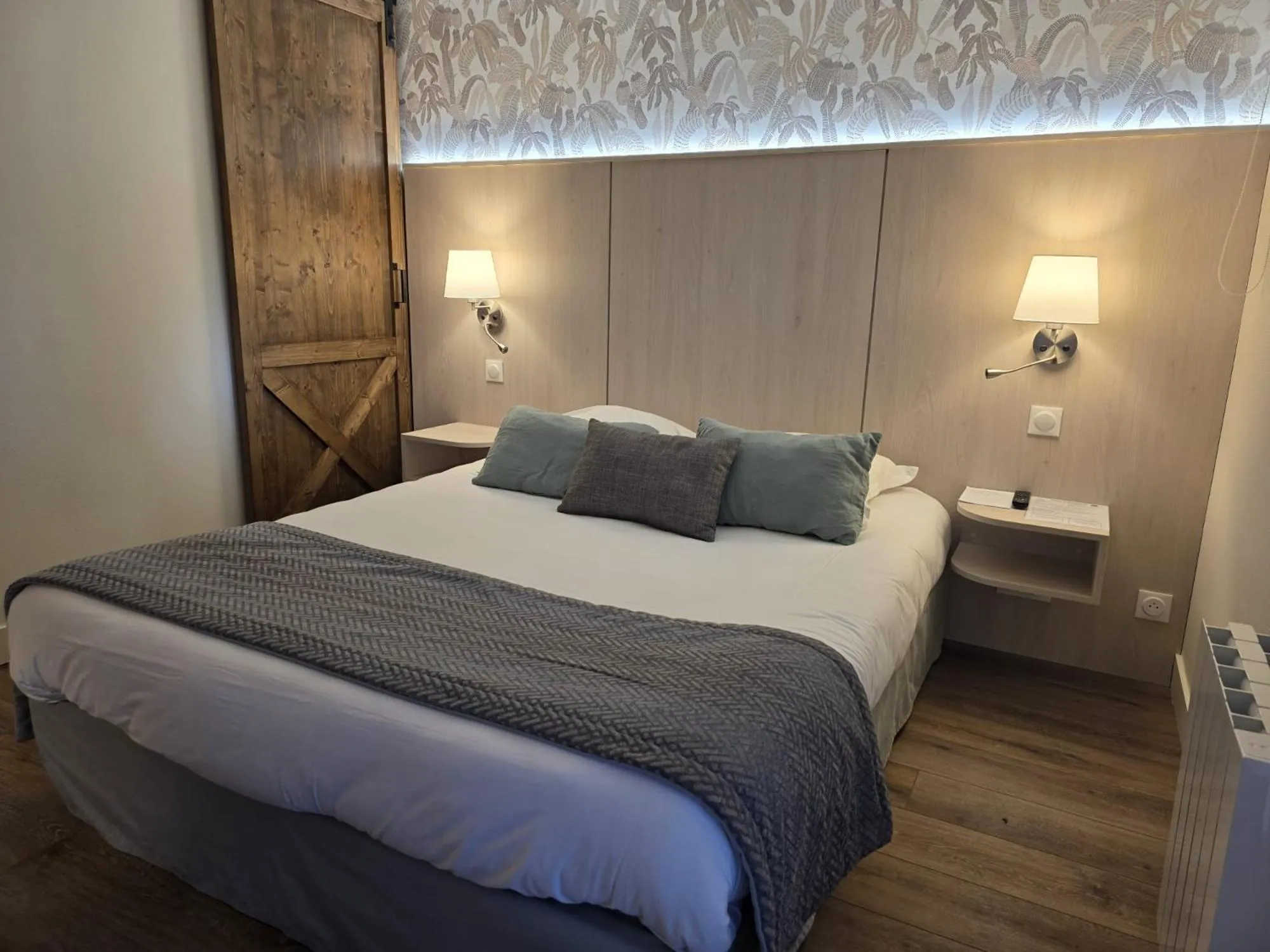 Bedroom, Bed in Logis Hôtel Restaurant Le Quai Fleuri