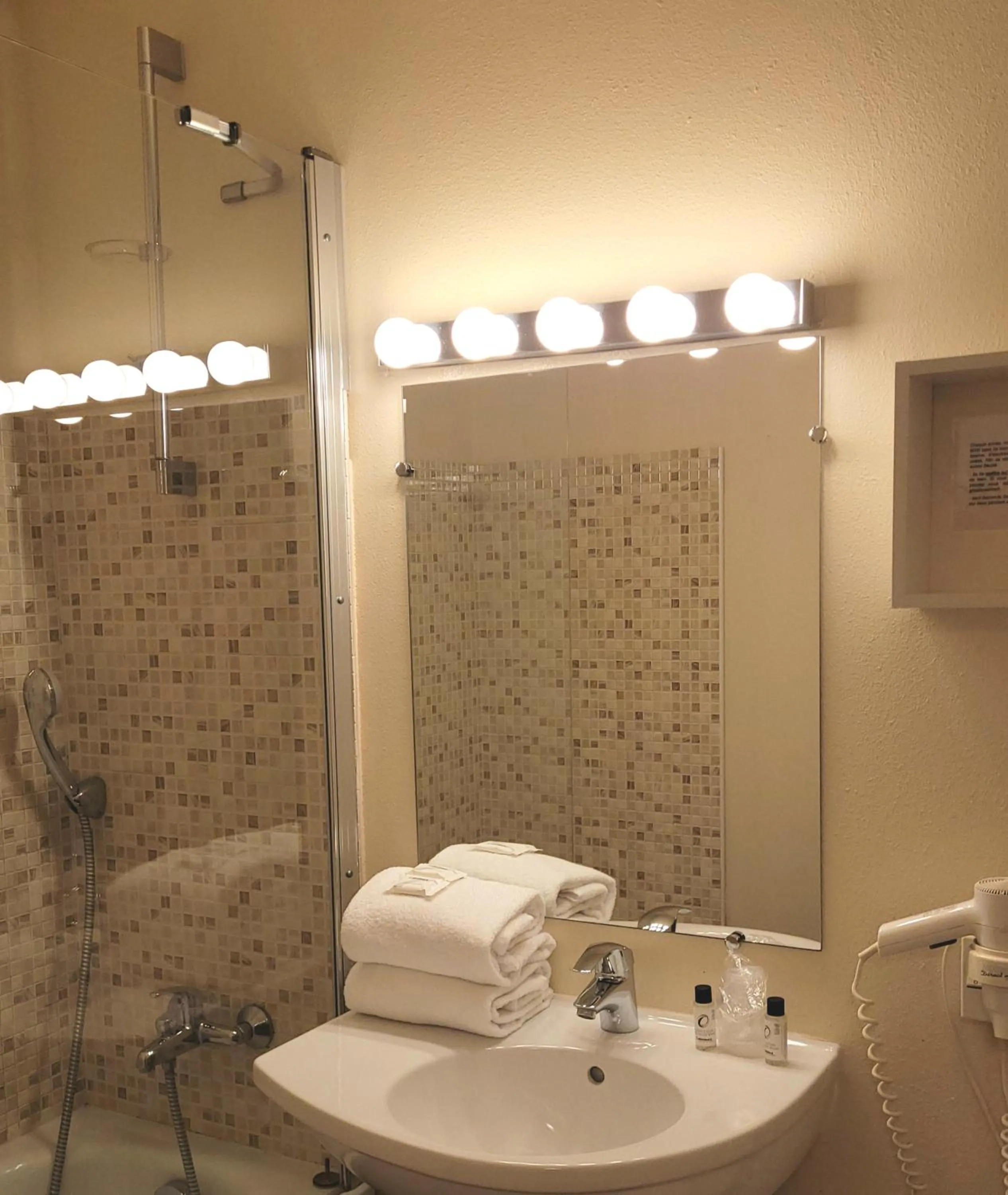 Bathroom in Contact Hôtel Solana, Niort MendesFrance