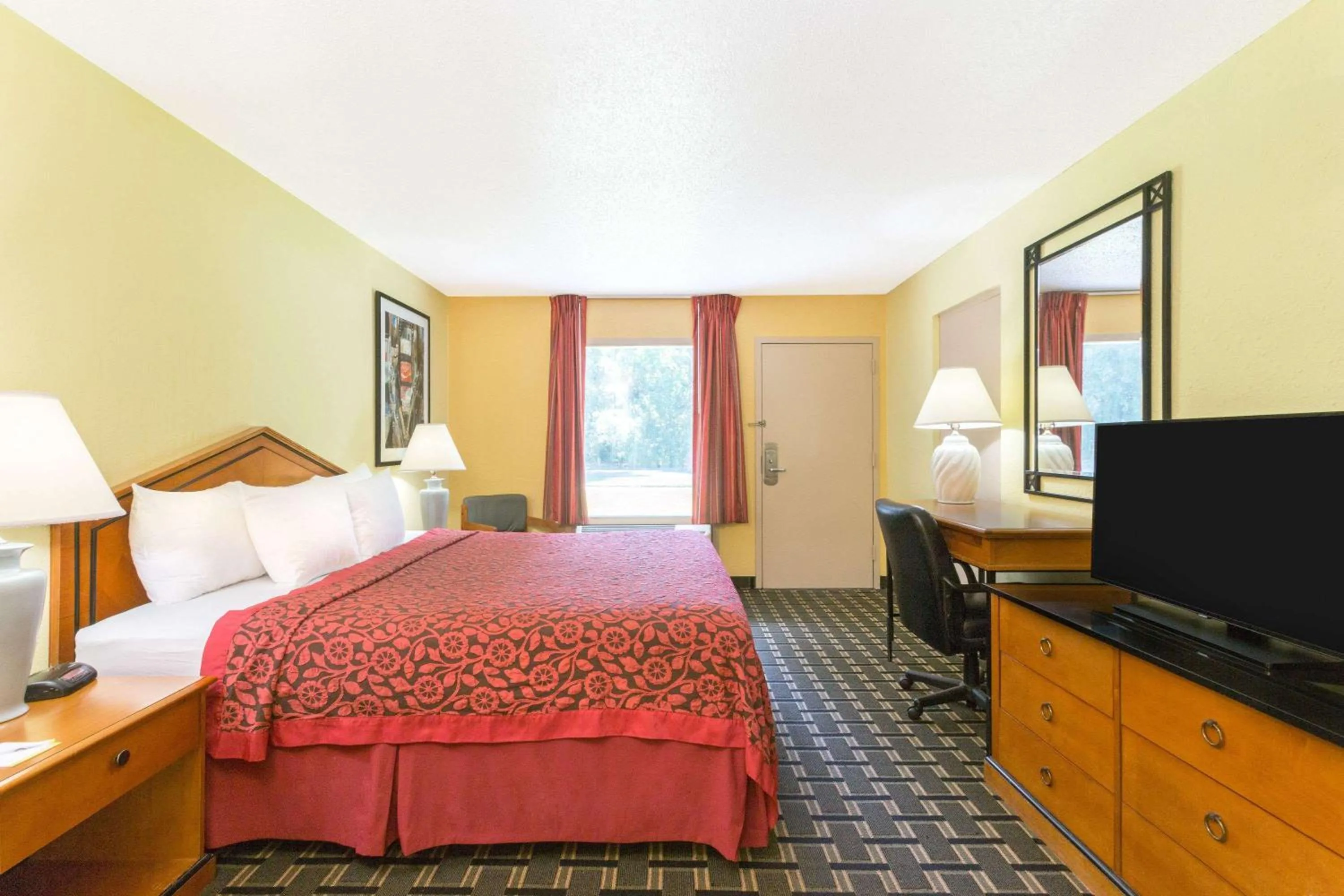 Photo of the whole room, Bed in Days Inn by Wyndham Savannah Airport