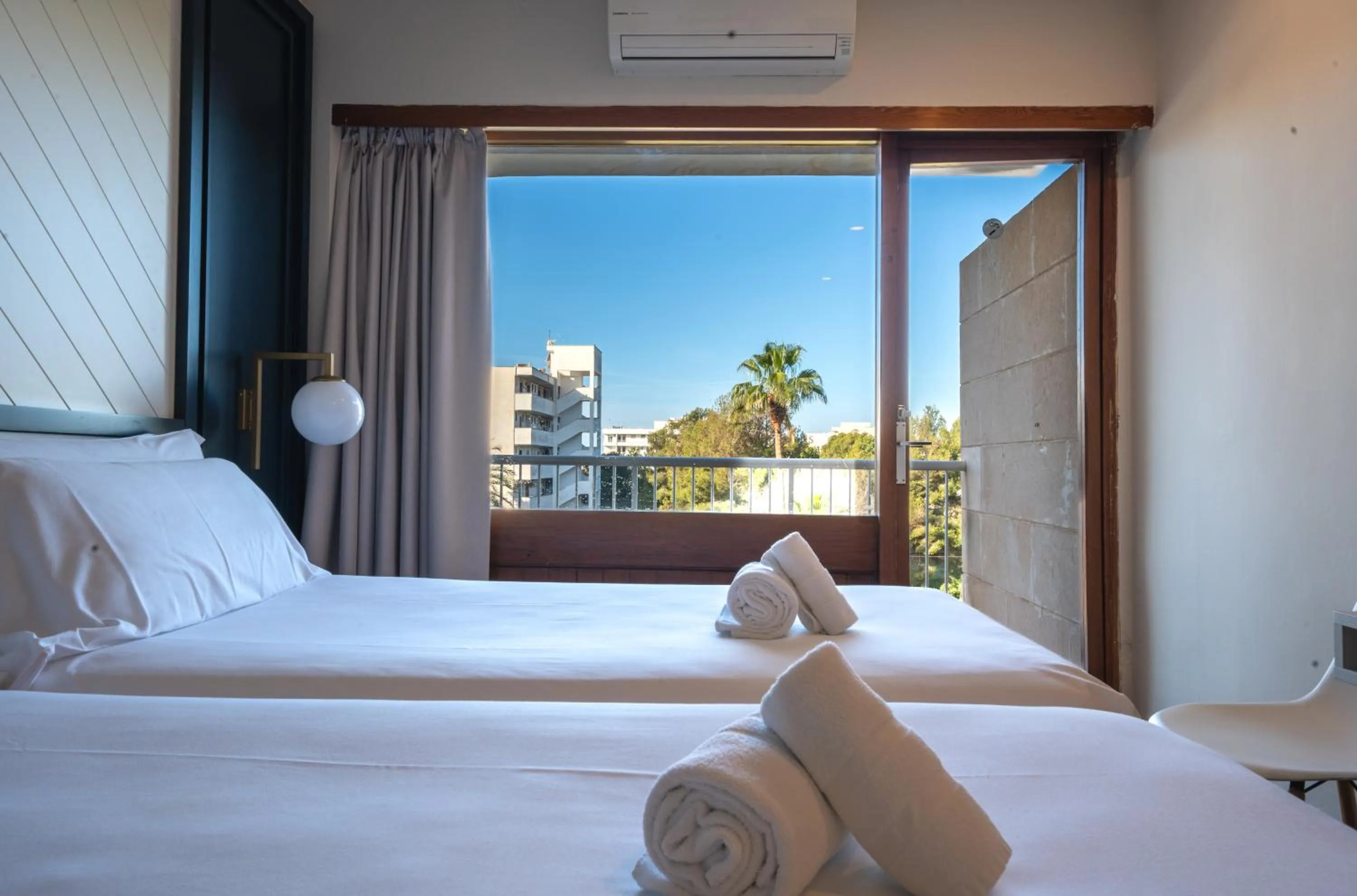 Photo of the whole room, Bed in NURA Condor