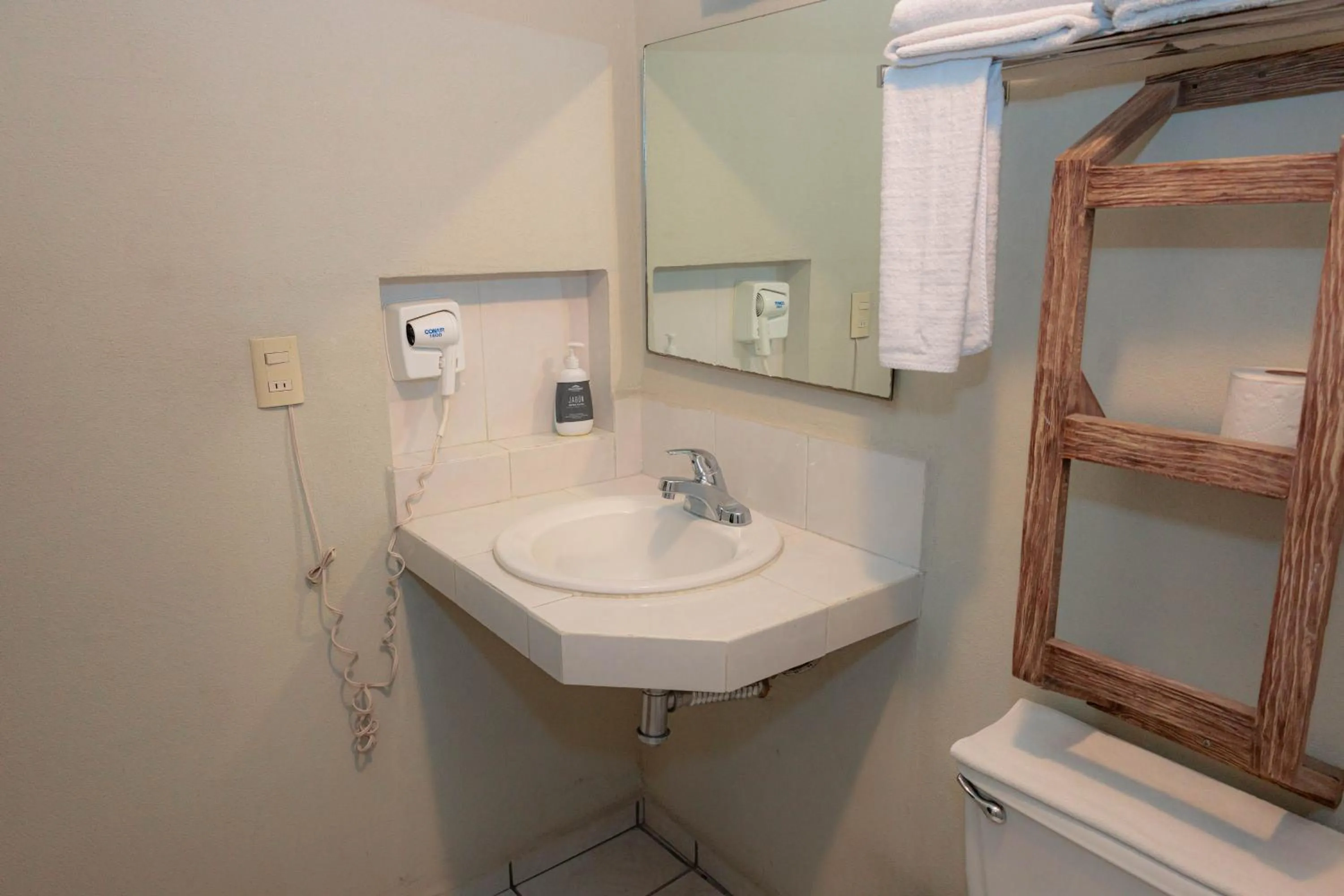 Bathroom in Howard Johnson by Wyndham Guanajuato Leon Avenida