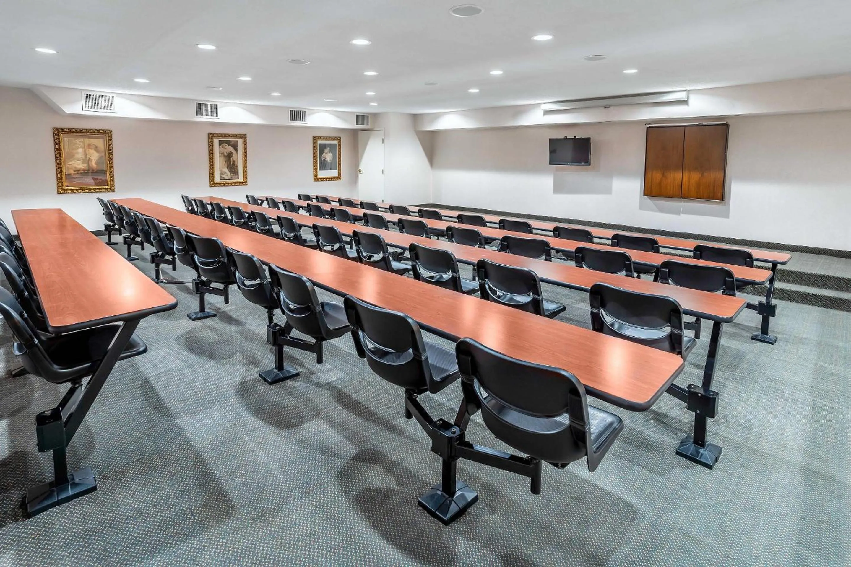 Meeting/conference room in Riverview Inn & Suites, an Ascend Collection Hotel