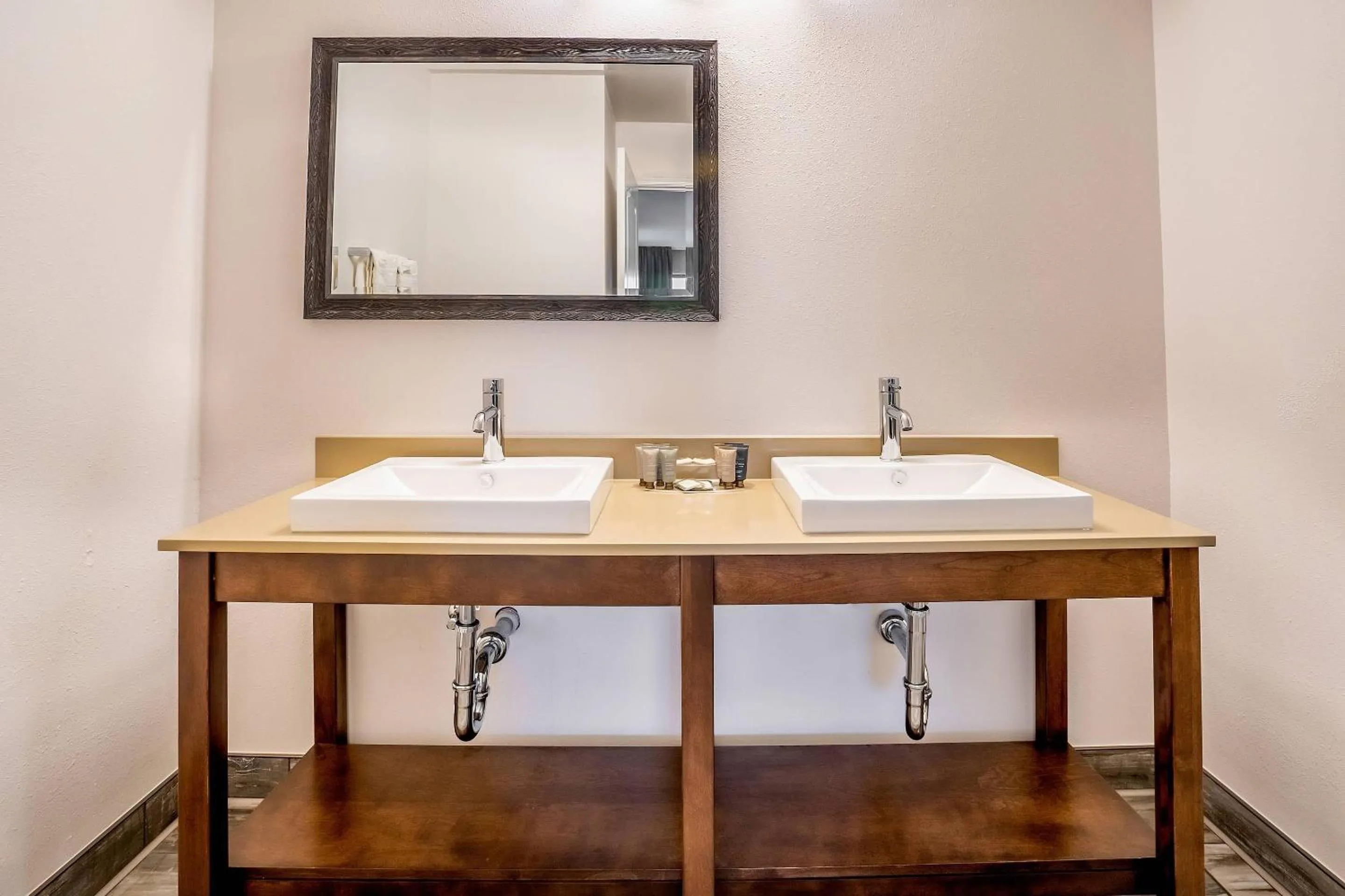 Bedroom in Riverview Inn & Suites, an Ascend Collection Hotel