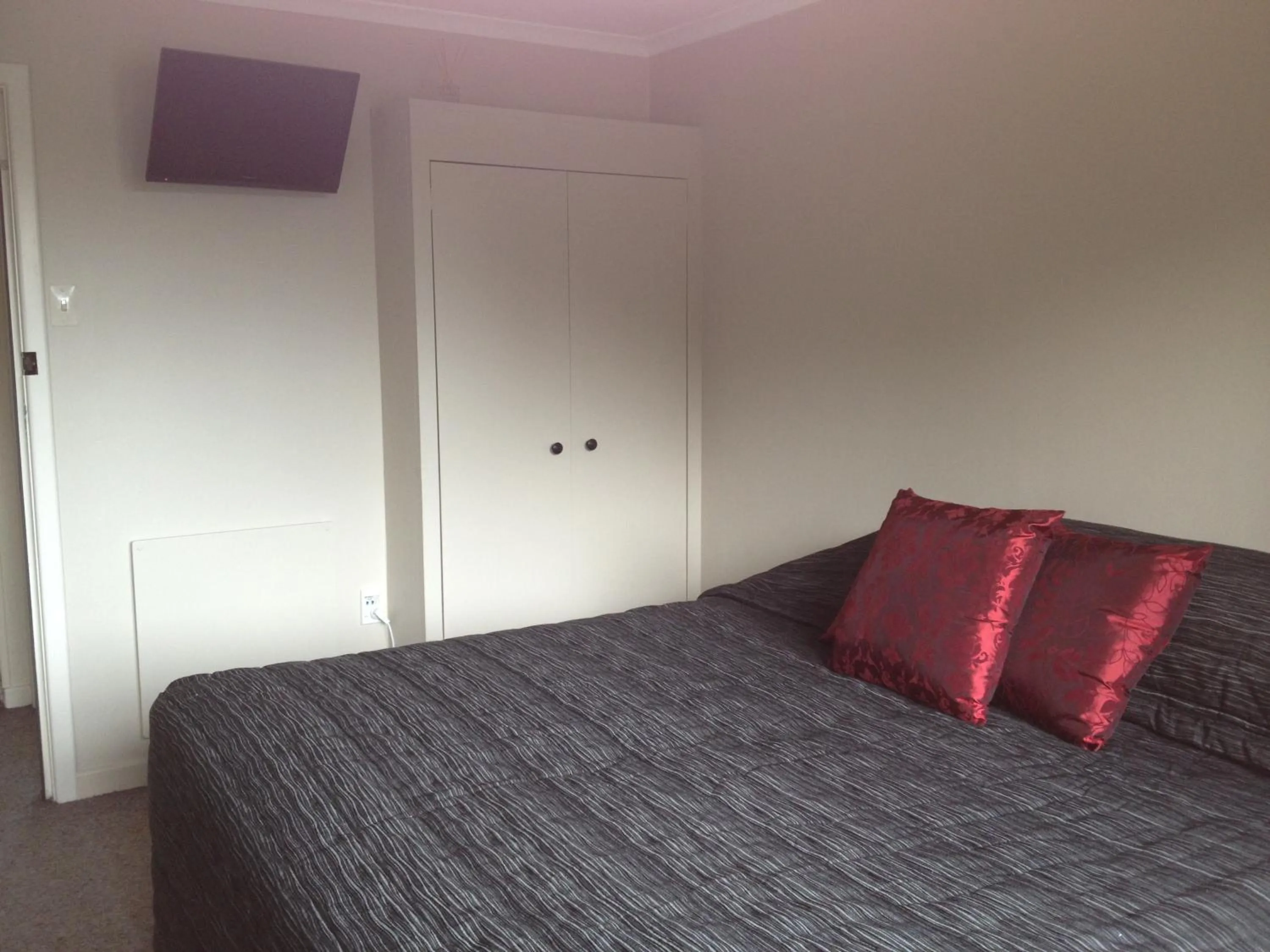 Bedroom, Bed in Lovett Lodge