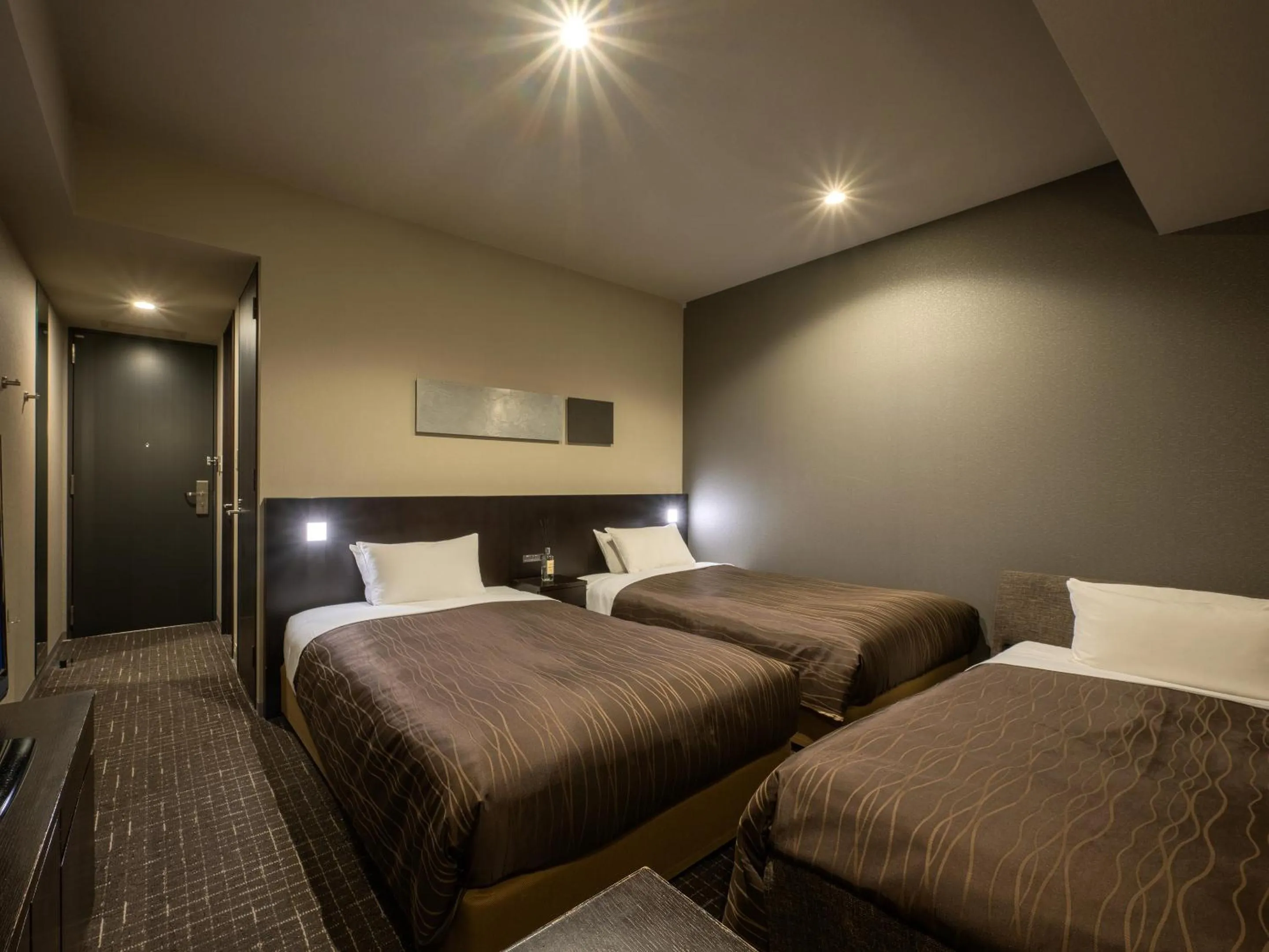 Photo of the whole room, Bed in Sendai Washington Hotel