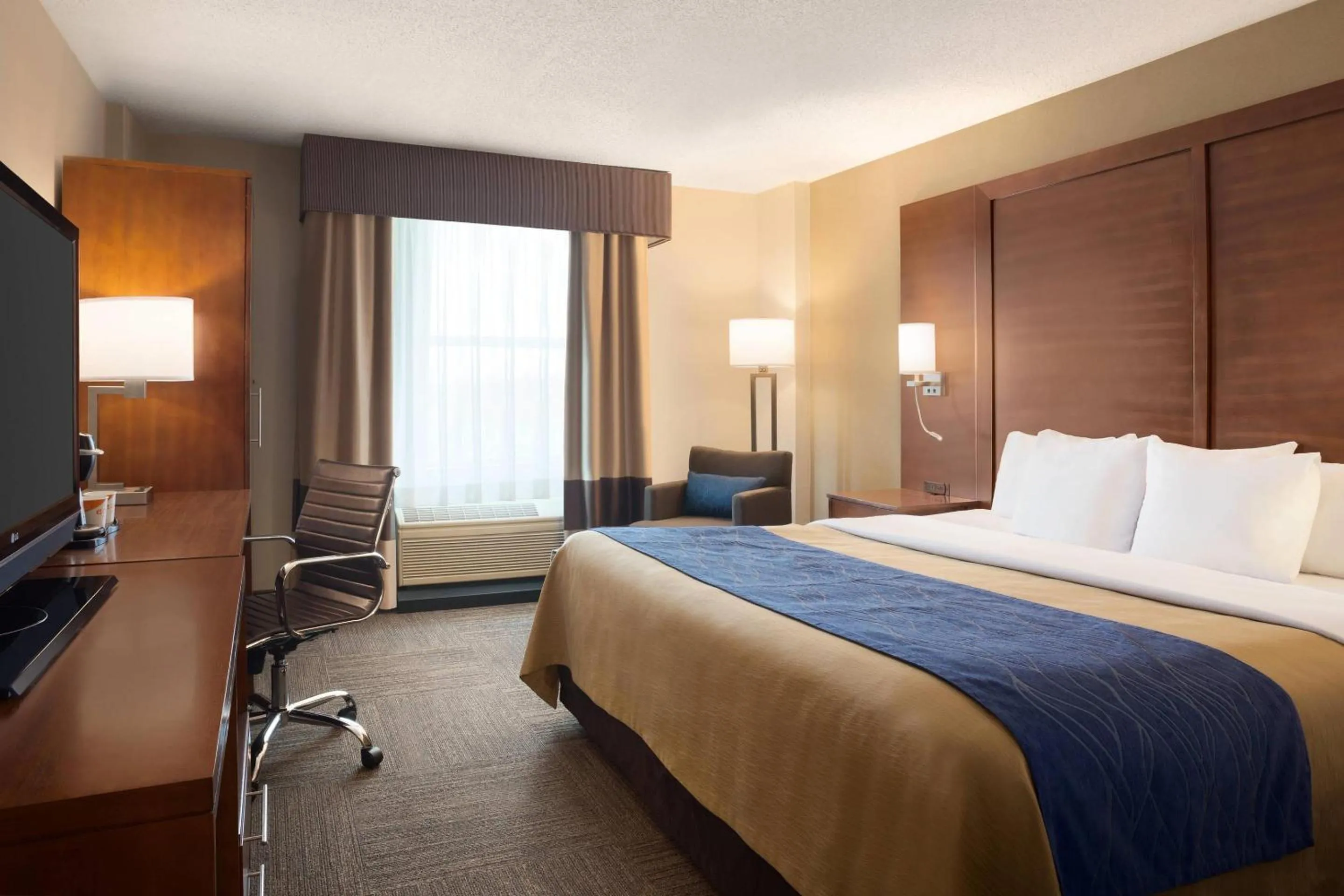 Bedroom, Bed in Comfort Inn & Suites Presidential