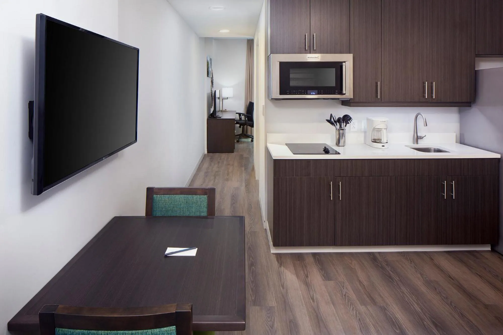 Kitchen or kitchenette in Star Suites - A Vero Beach Hotel