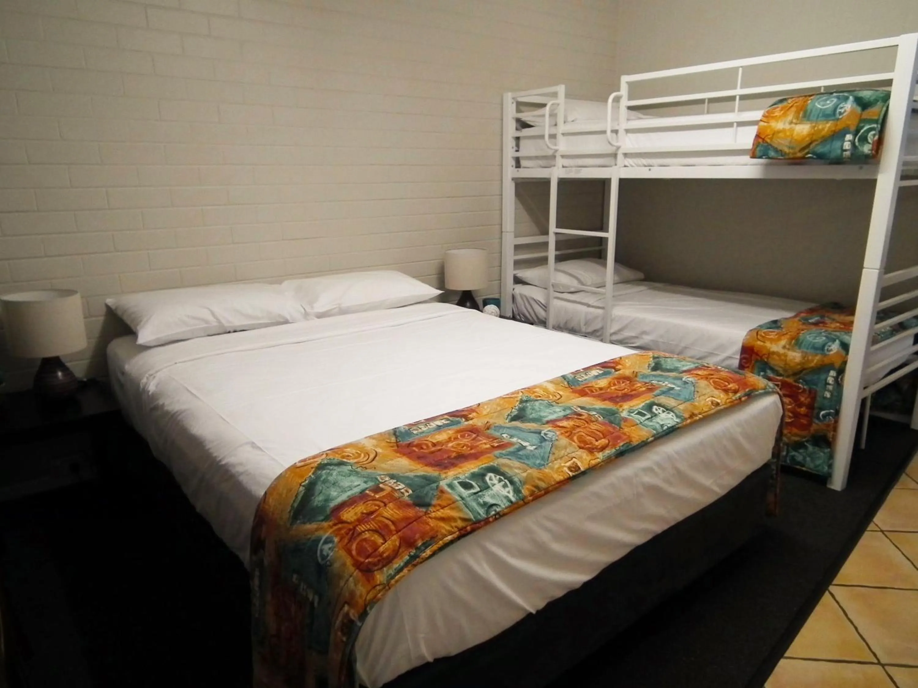 Photo of the whole room, Bed in Paradise Motel