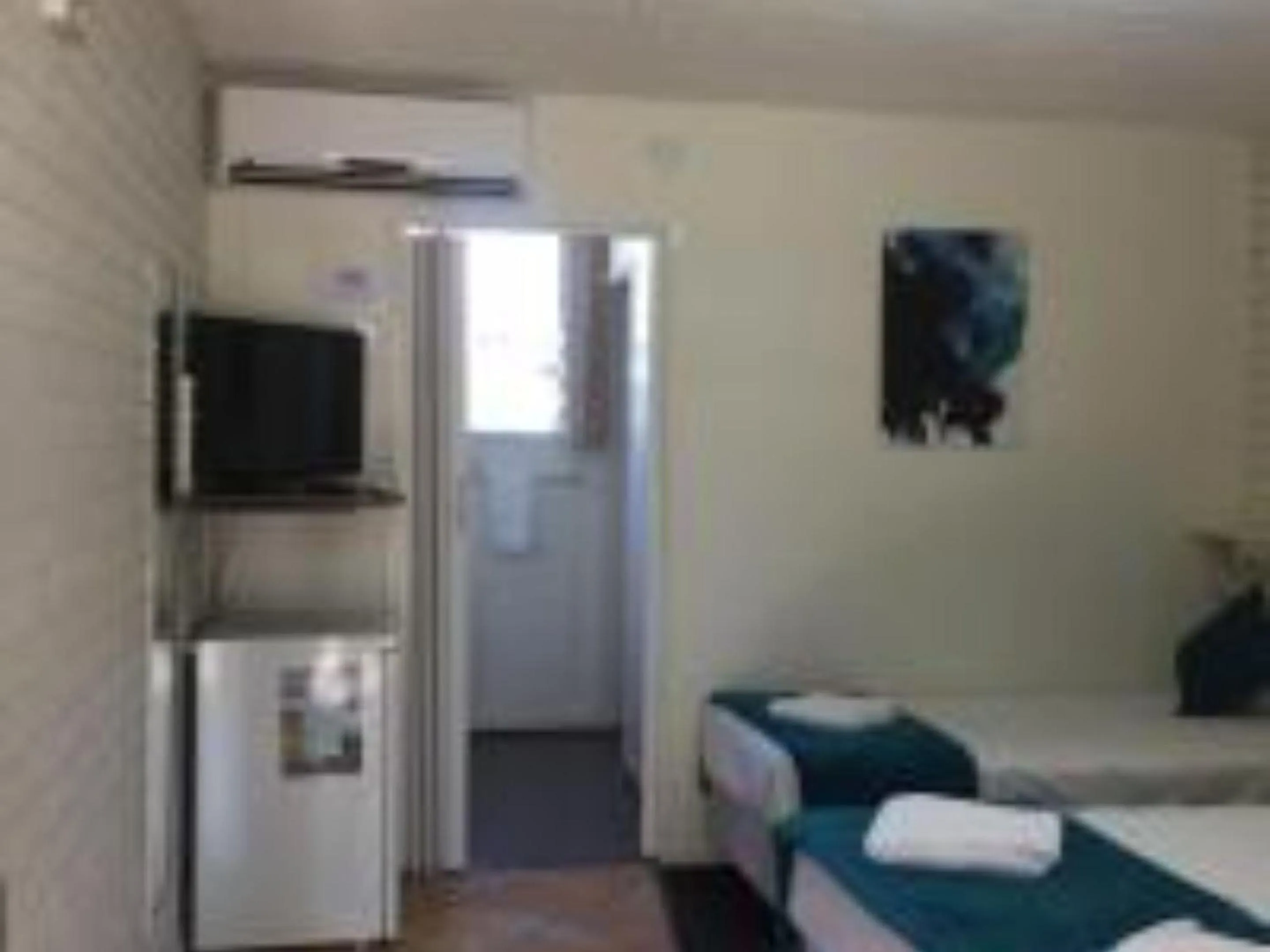 Bed in Paradise Motel