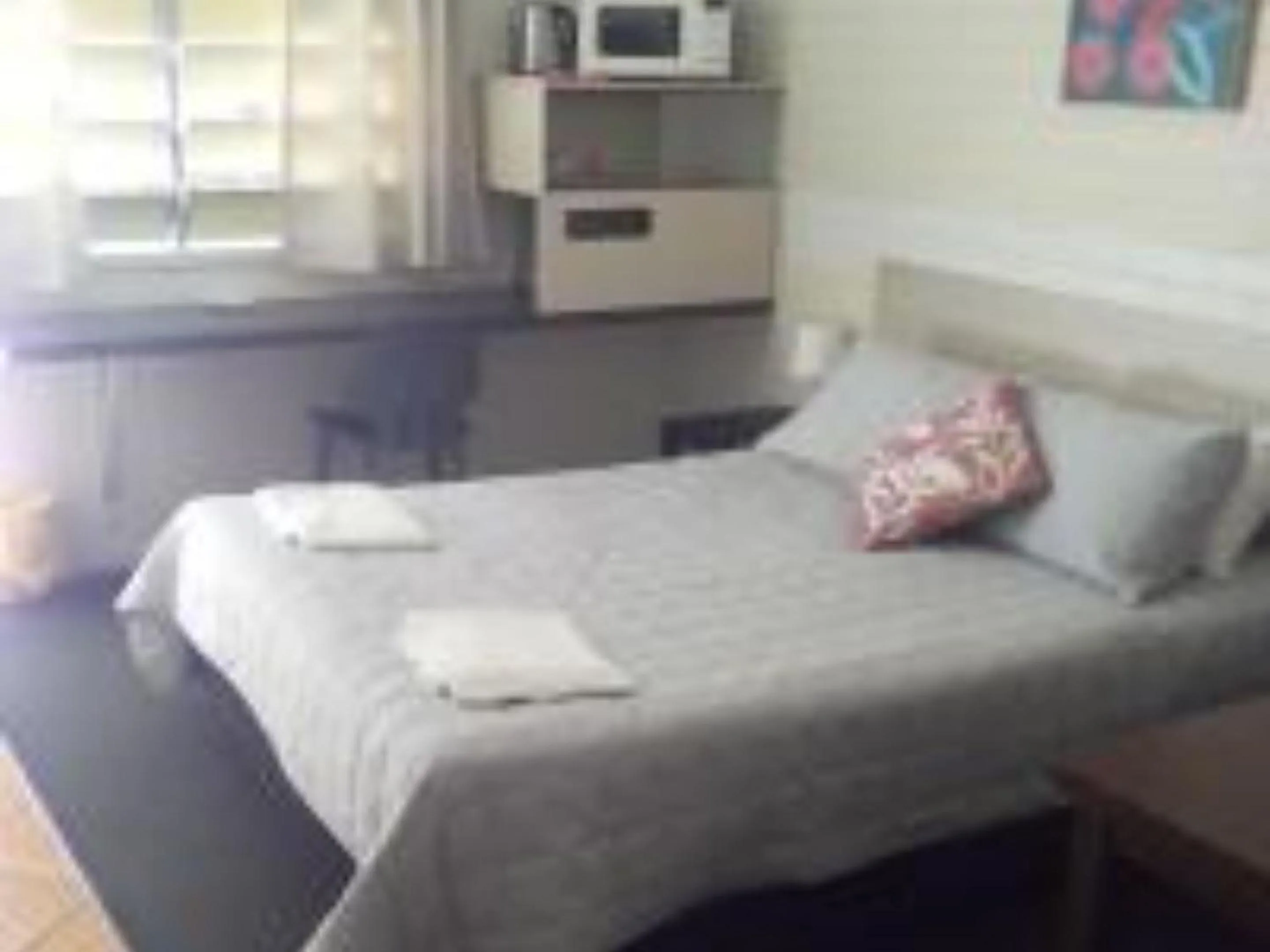 Kitchen or kitchenette, Bed in Paradise Motel