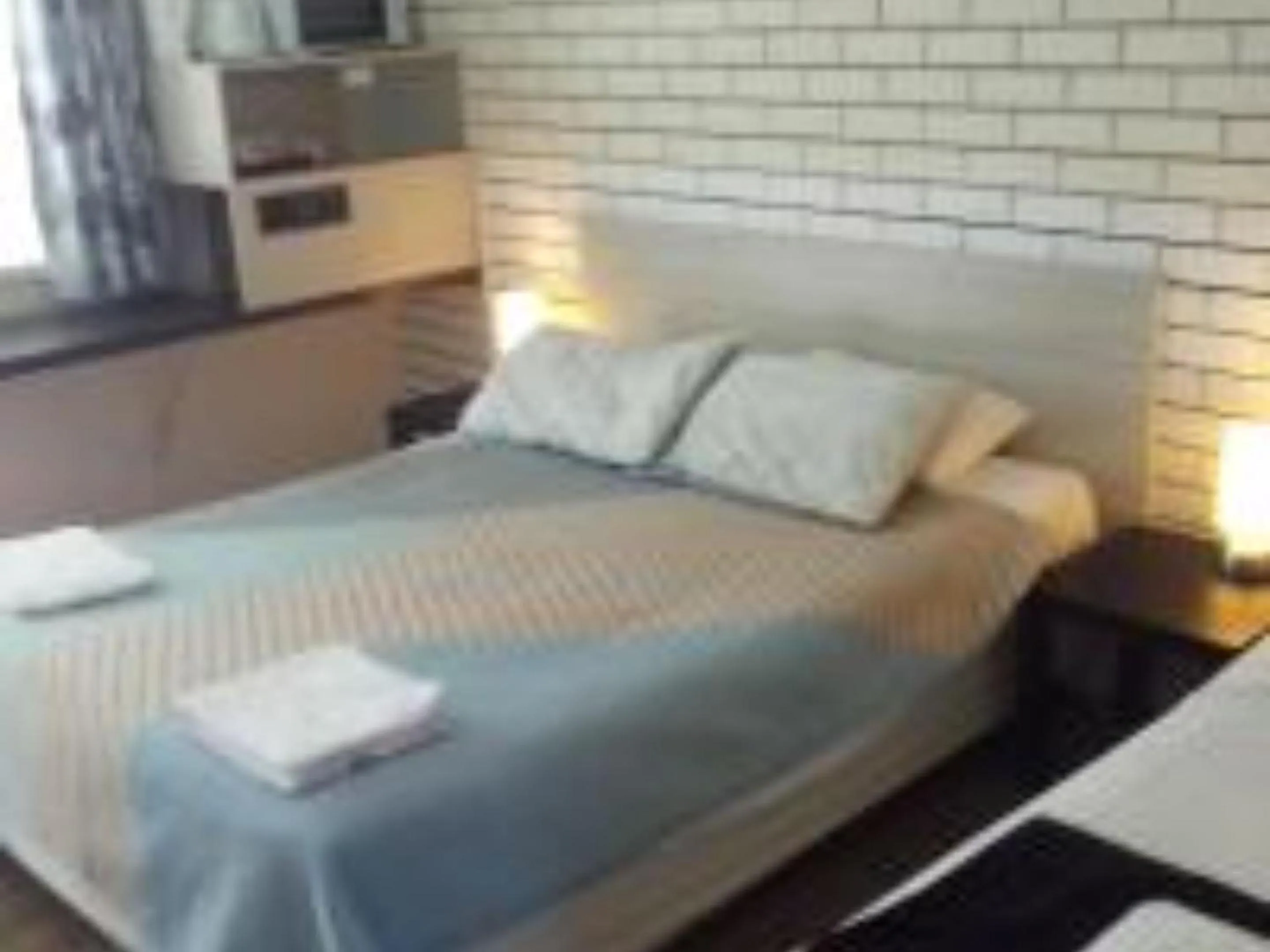 Kitchen or kitchenette, Bed in Paradise Motel