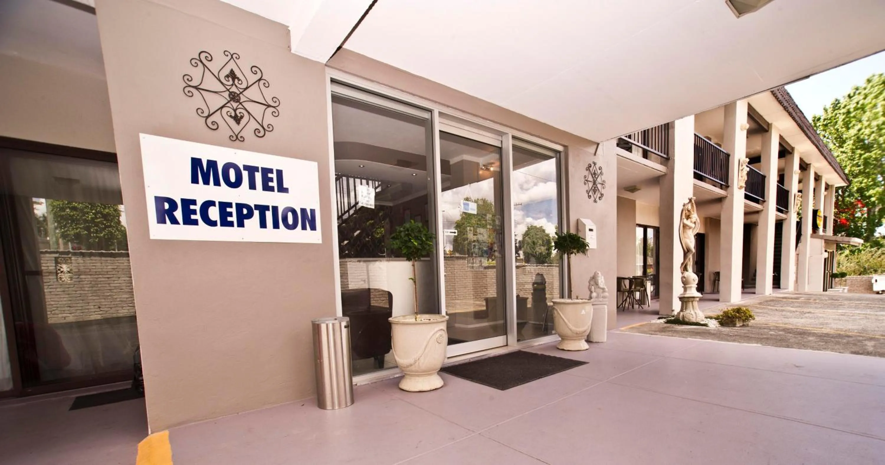 Lobby or reception in Bella Vista Motel