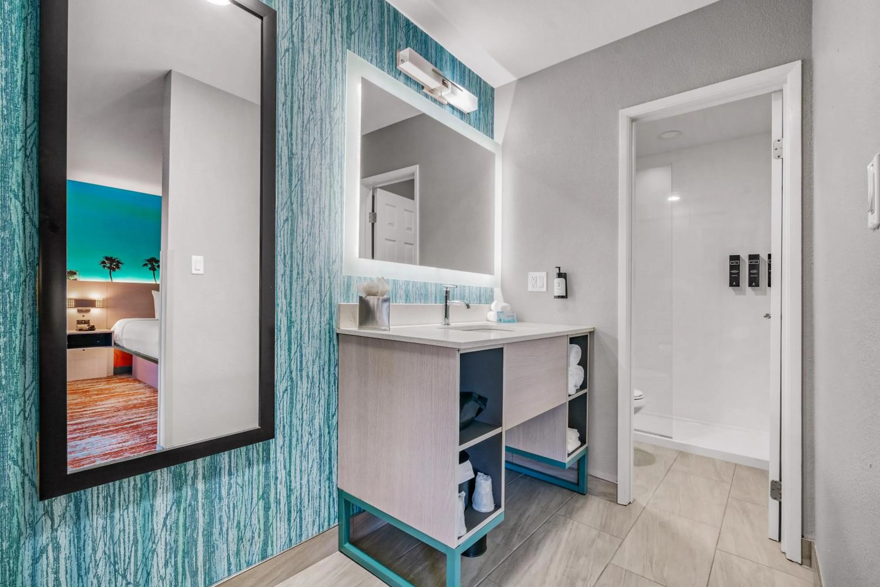 Bathroom, Bed in Avania Inn of Santa Barbara