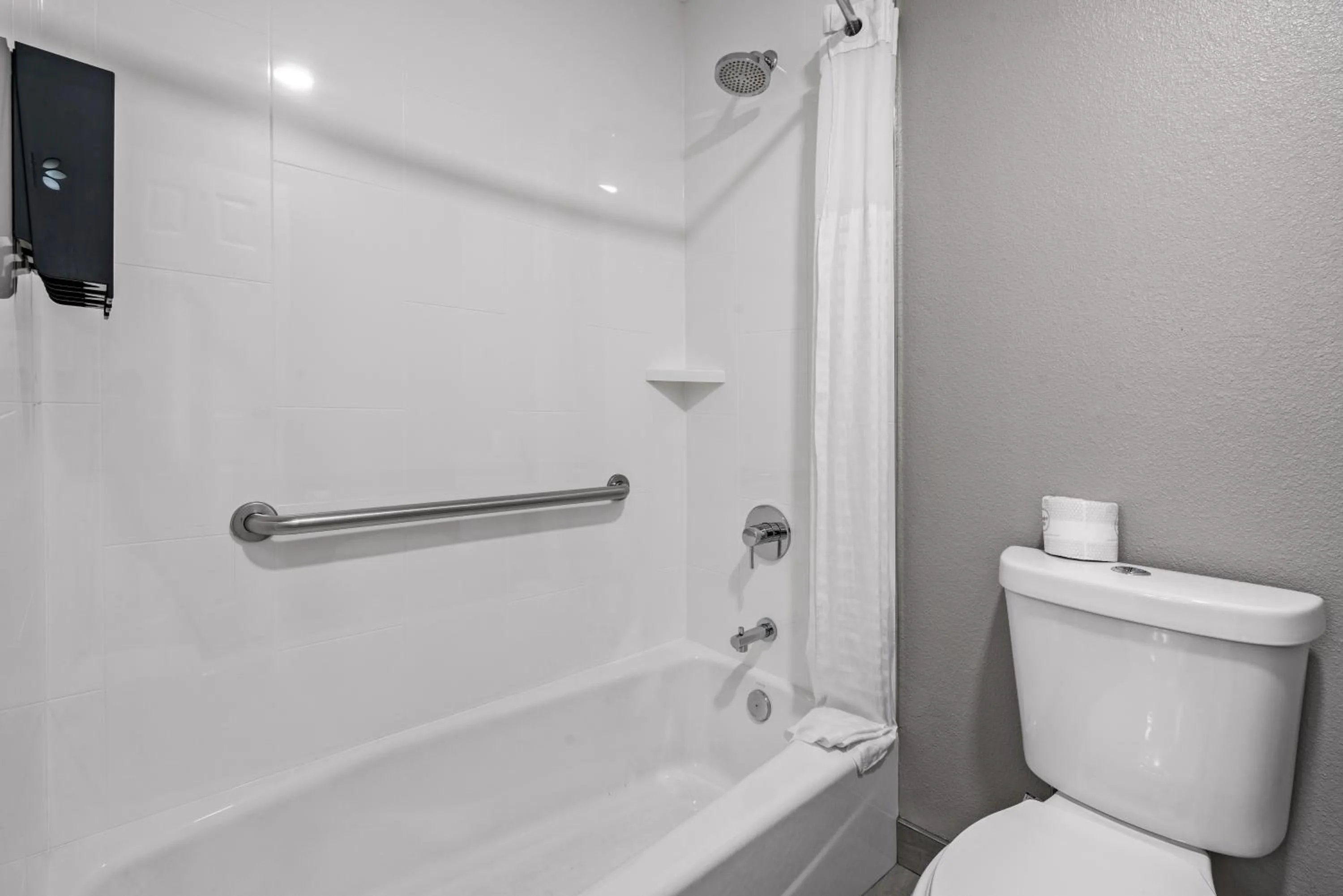 Bathroom in Avania Inn of Santa Barbara