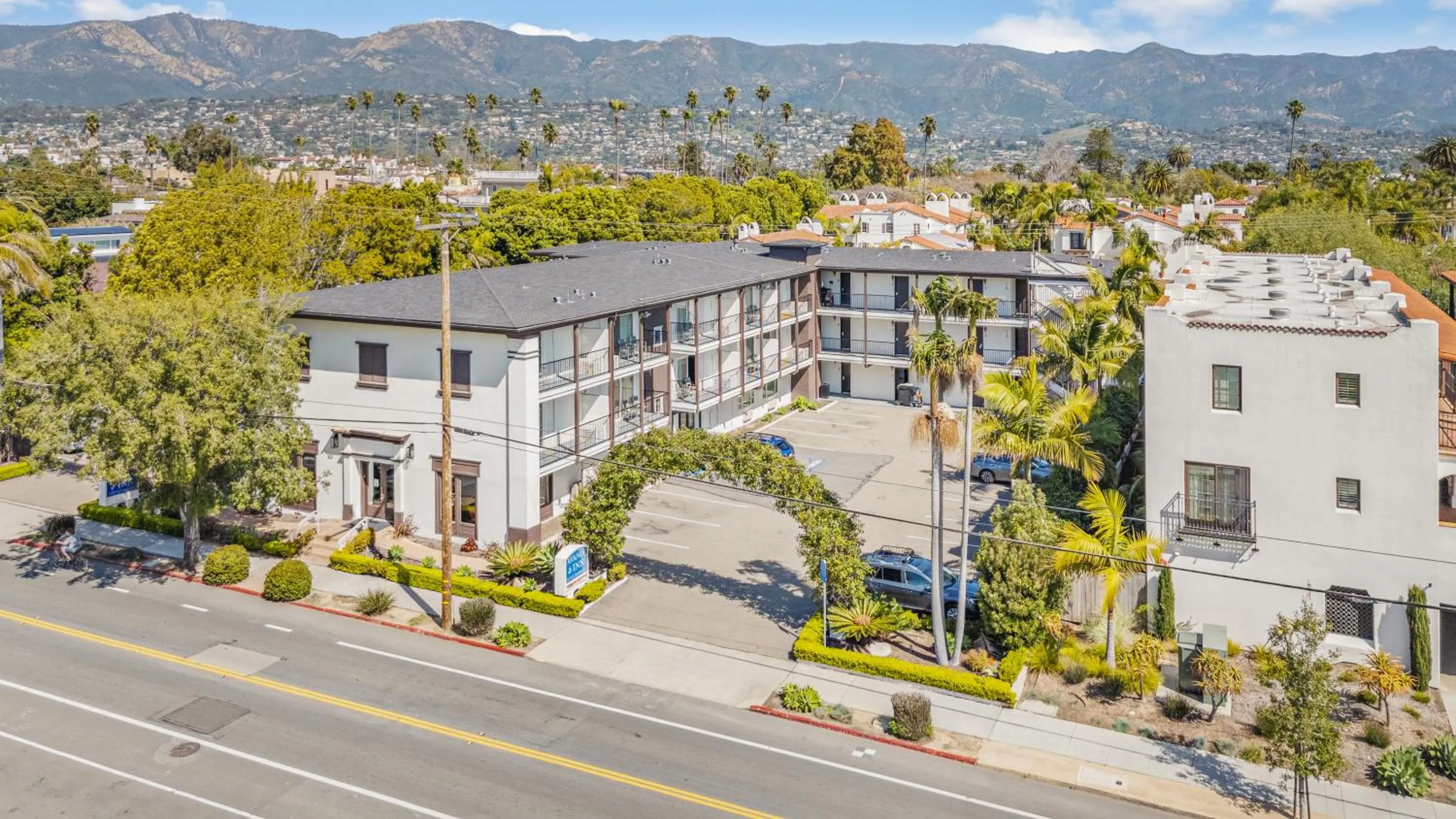 Property building in Avania Inn of Santa Barbara