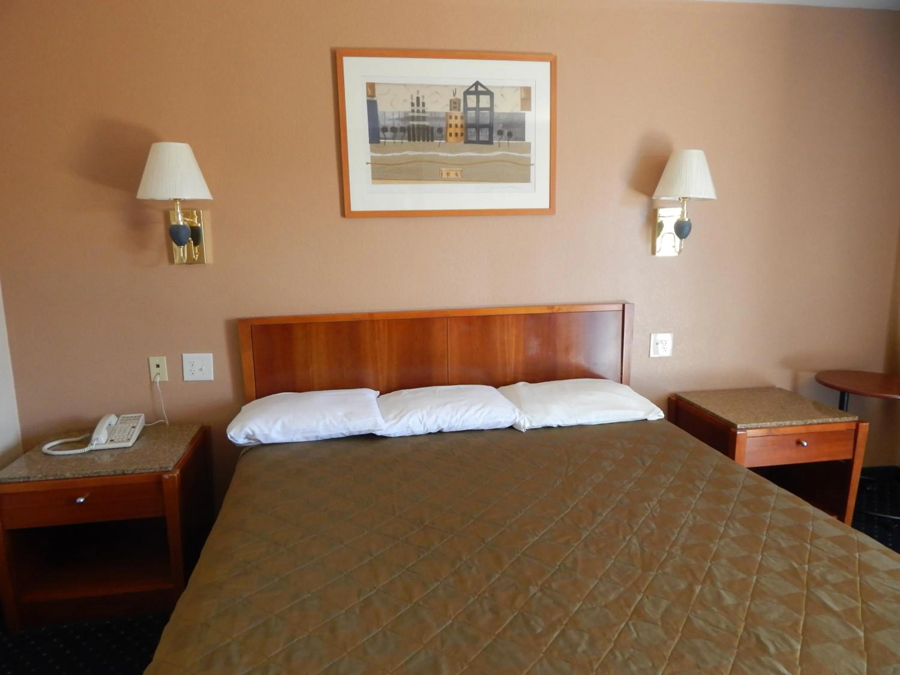Photo of the whole room, Bed in Bay Bridge Inn Oakland