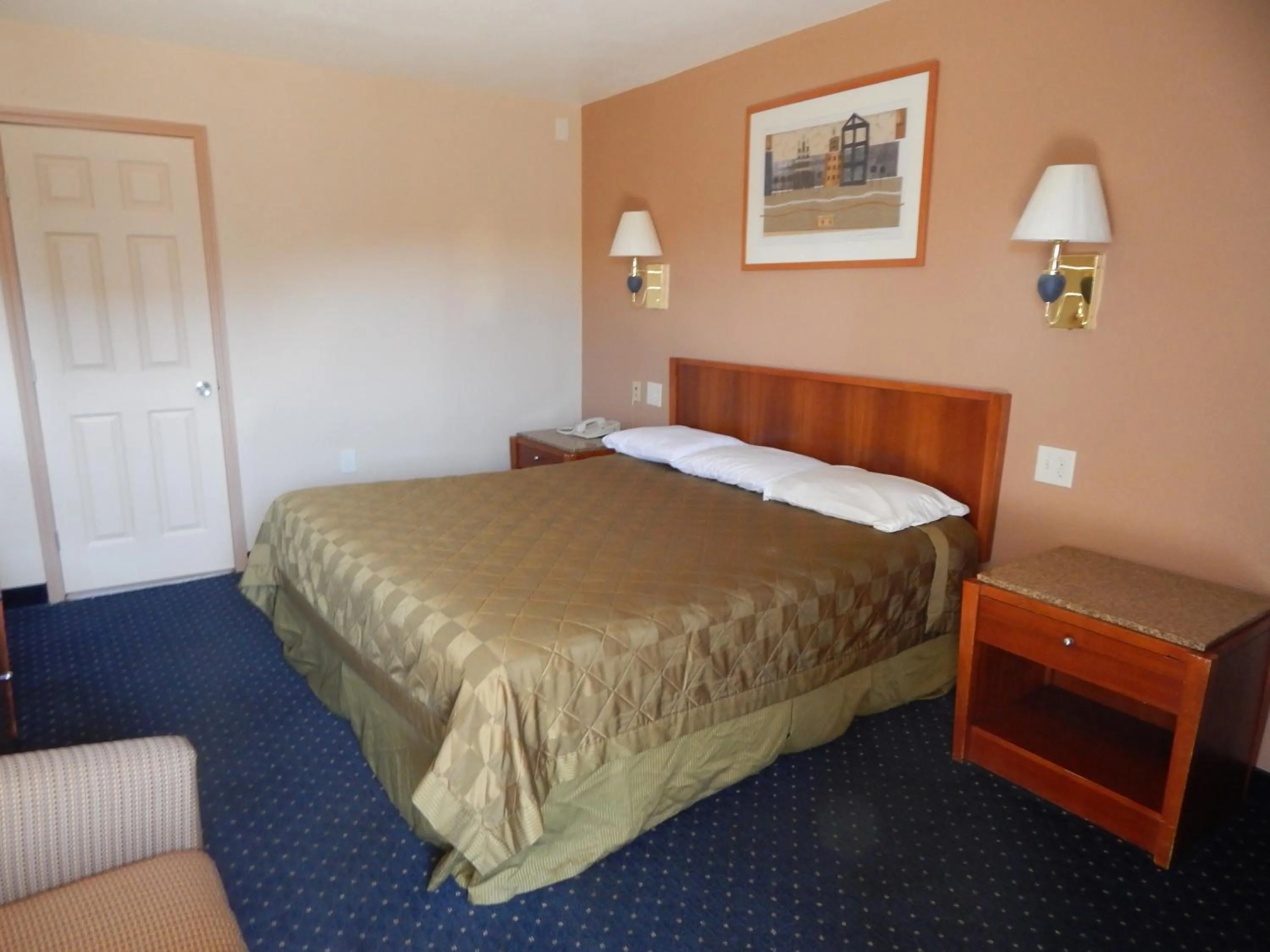 Photo of the whole room, Bed in Bay Bridge Inn Oakland