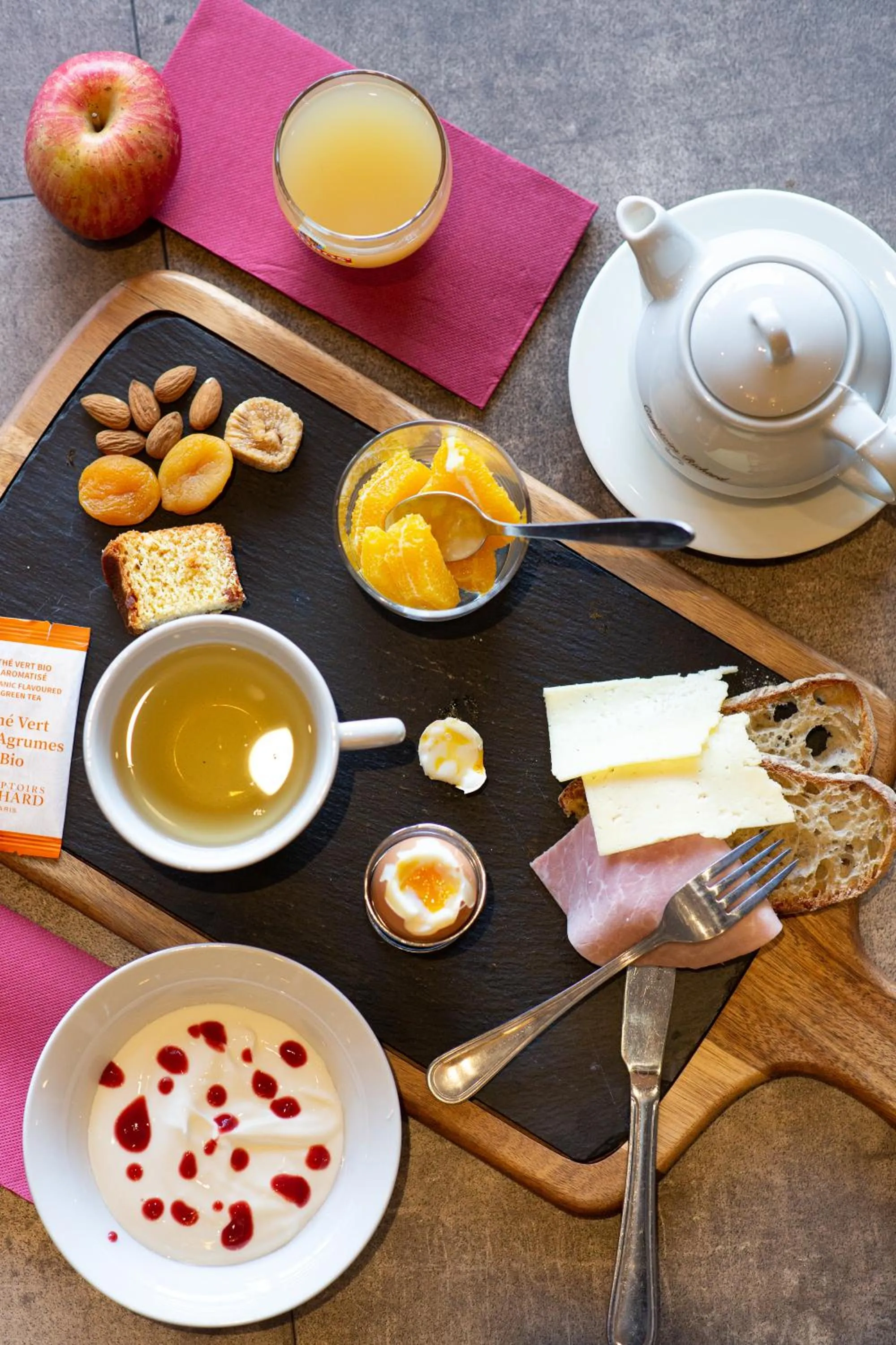 Breakfast in Hôtel Grand Confort Le Moulin Rouge