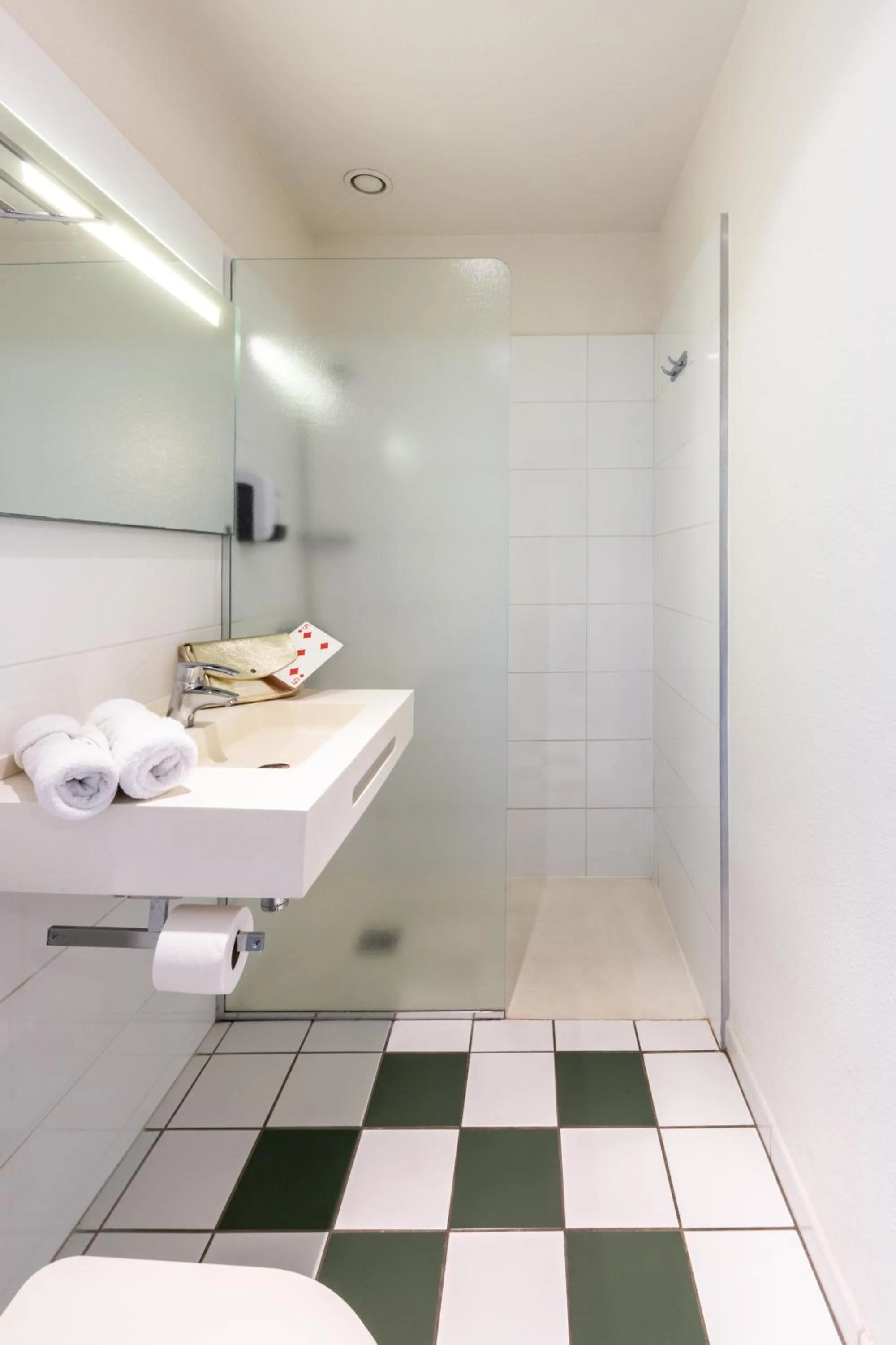 Bathroom in Hôtel Grand Confort Le Moulin Rouge