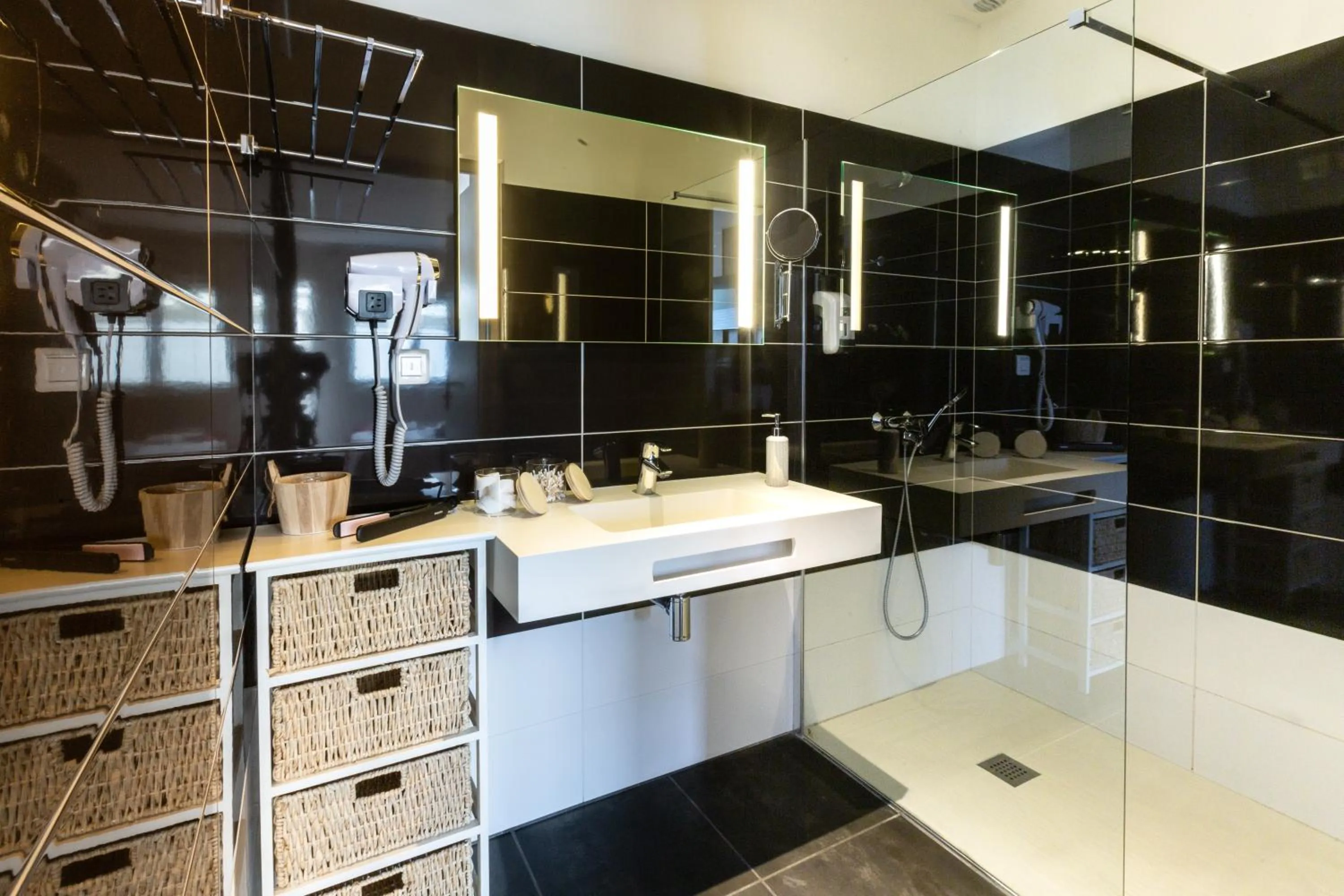 Bathroom in Hôtel Grand Confort Le Moulin Rouge