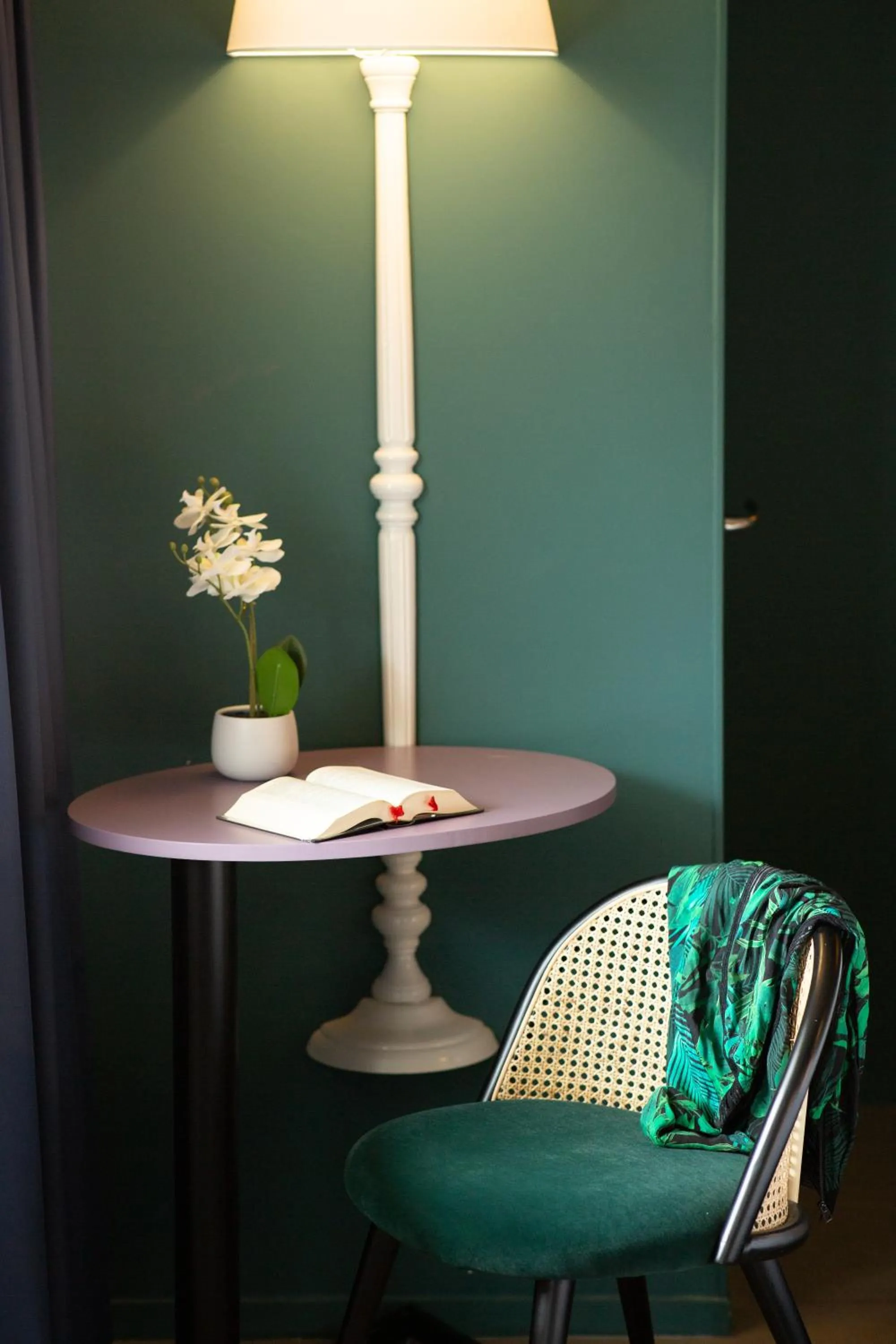 Seating area in Hôtel Grand Confort Le Moulin Rouge